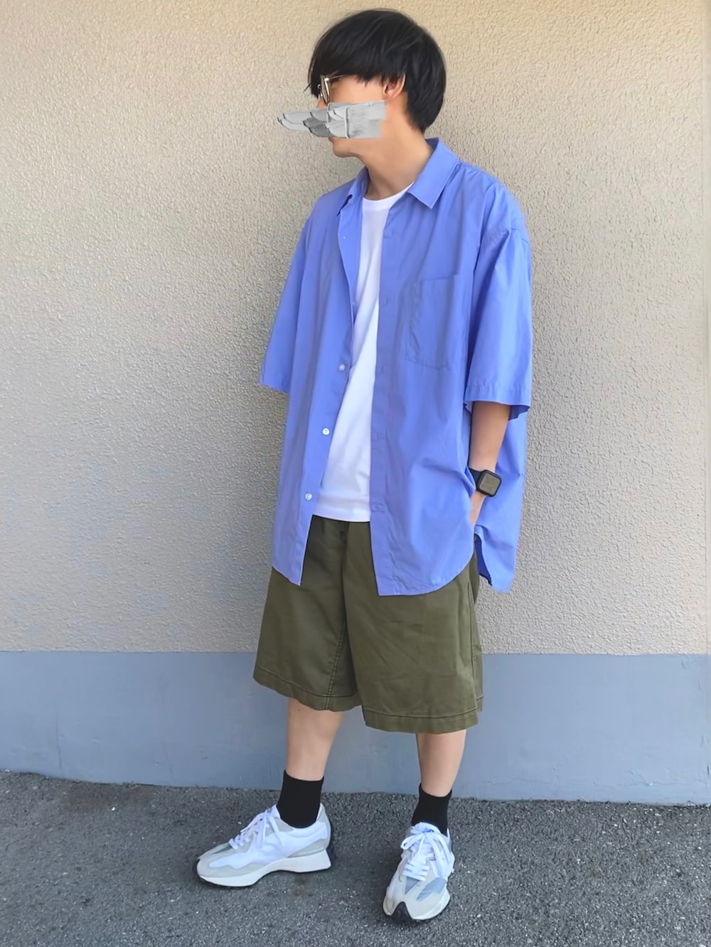 グリーン系のパンツ、グレー系のスニーカー、ブルー系のシャツ/ブラウスを着用したメンズの夏コーディネートの2枚目の写真