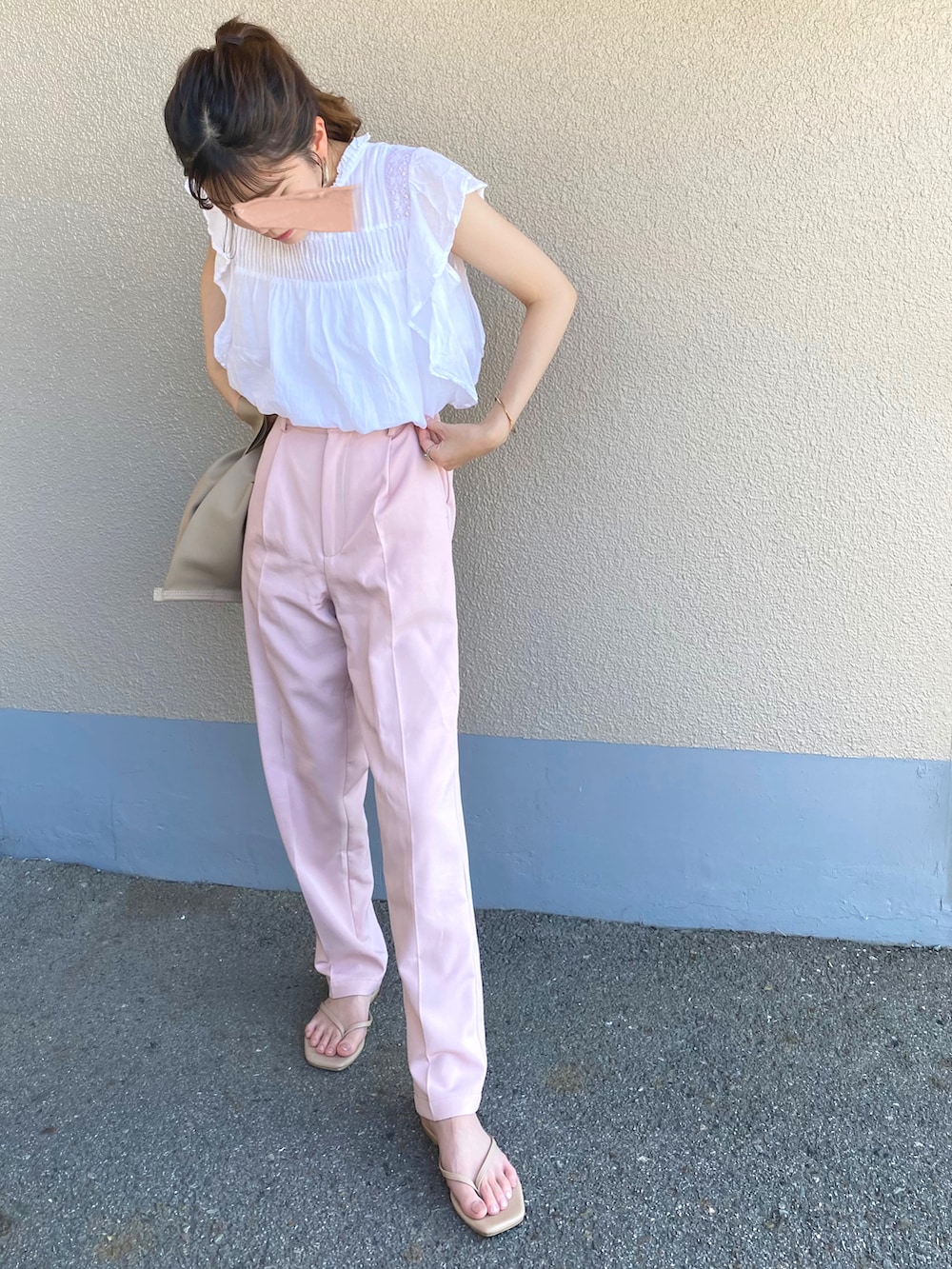 ホワイト系のシャツ/ブラウス、ピンク系のスラックス、ベージュ系のビーチサンダルを着用したレディースの夏コーディネートの2枚目の写真