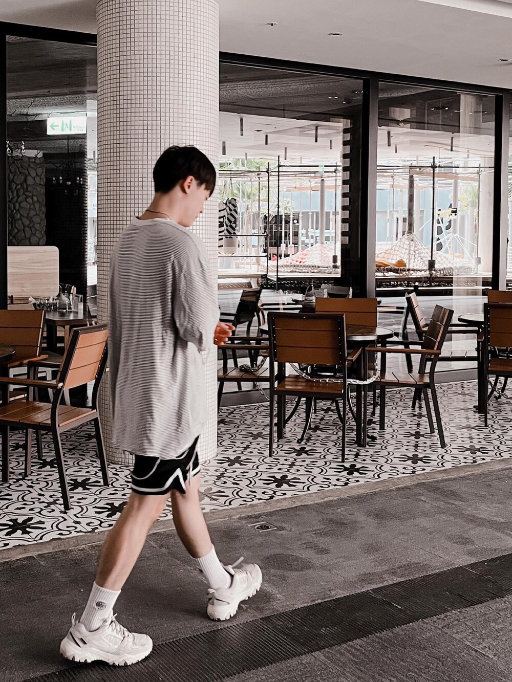 ベージュ系のスニーカーを着用したメンズの夏コーディネートの2枚目の写真