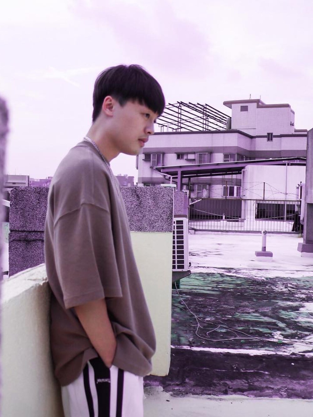 ブラウン系のTシャツ/カットソーを着用したメンズの夏コーディネートの2枚目の写真