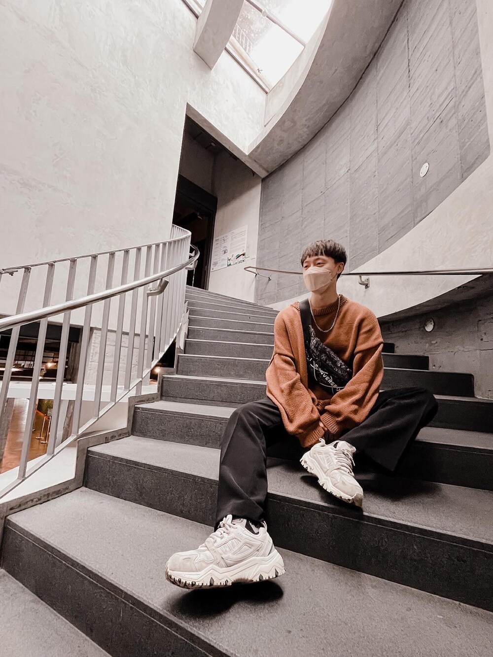 ベージュ系のスニーカーを着用したメンズの春コーディネートの2枚目の写真