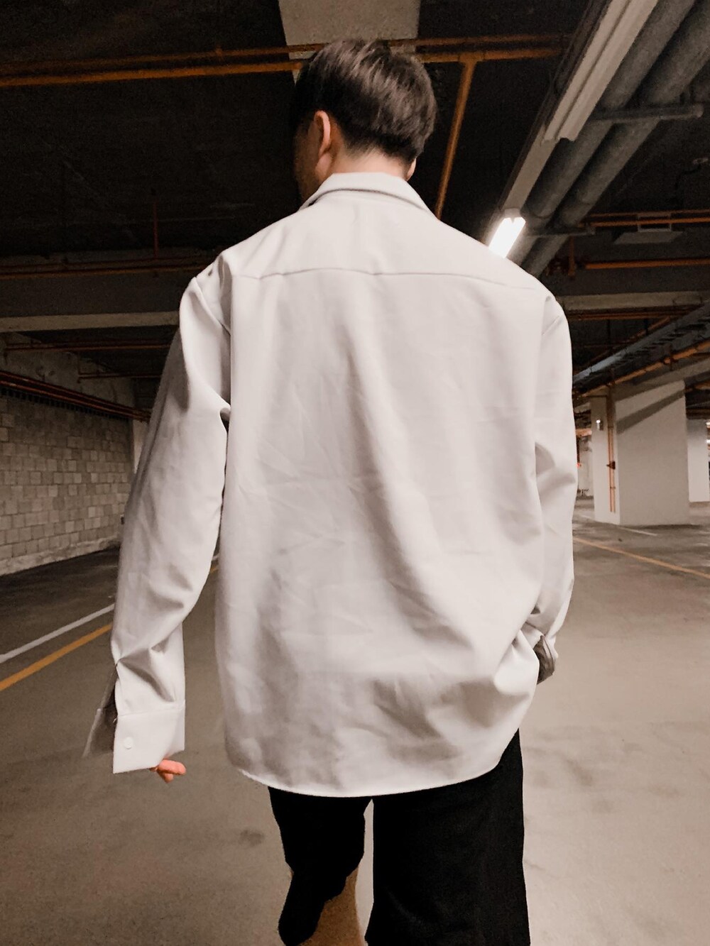 ブラック系のカーゴパンツを着用したメンズの夏コーディネートの2枚目の写真