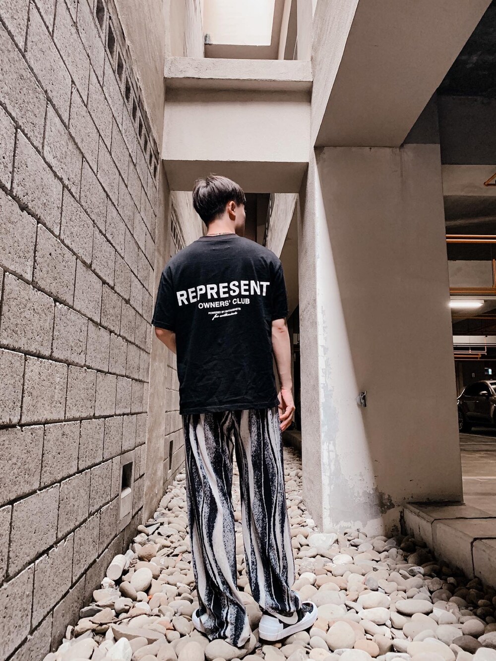 ブラック系のTシャツ/カットソーを着用したメンズの夏コーディネートの2枚目の写真