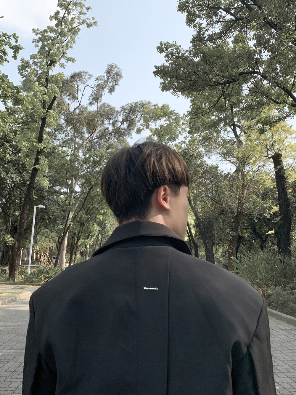 ブラック系のブルゾンを着用したメンズの春コーディネートの2枚目の写真