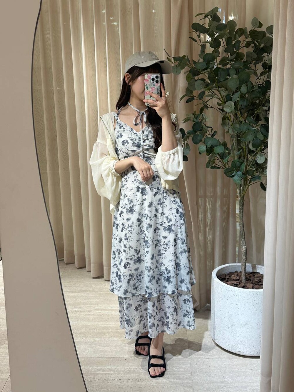 「フェミニン、着痩せ・細見え、きれいめ、ワンピース、夏コーデ、パーカー、骨格ウェーブ、mysty woman、モテ」｜「mysty womanの楊柳シアーパーカー　193459（パーカー、ホワイト系）」を使った、rinoさん（レディース・156cm）の春コーディネートの2枚目の写真