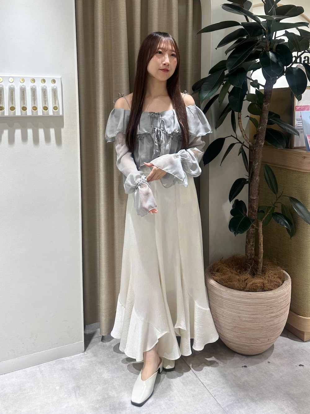ホワイト系のスリッポン、グレー系のシャツ/ブラウス、ホワイト系のスカートを着用したレディースの春コーディネートの4枚目の写真