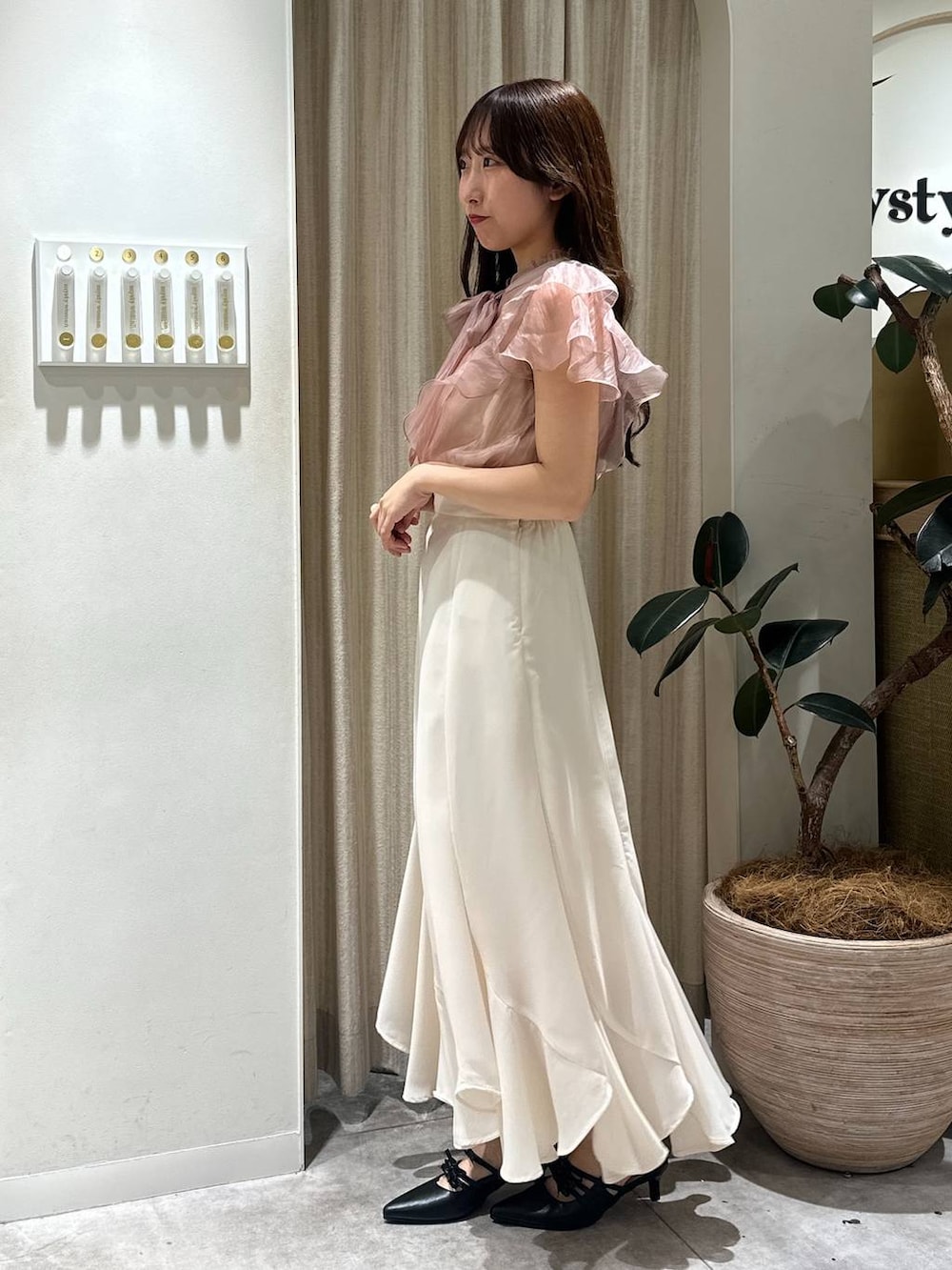 「フェミニン、着痩せ・細見え、きれいめ、ブラウス、スカート、ロングスカート、モテ、骨格ウェーブ、mysty woman」｜「mysty womanのリボンミュール　492310（パンプス、ブラック系）」を使った、rinoさん（レディース・156cm）の春コーディネートの2枚目の写真