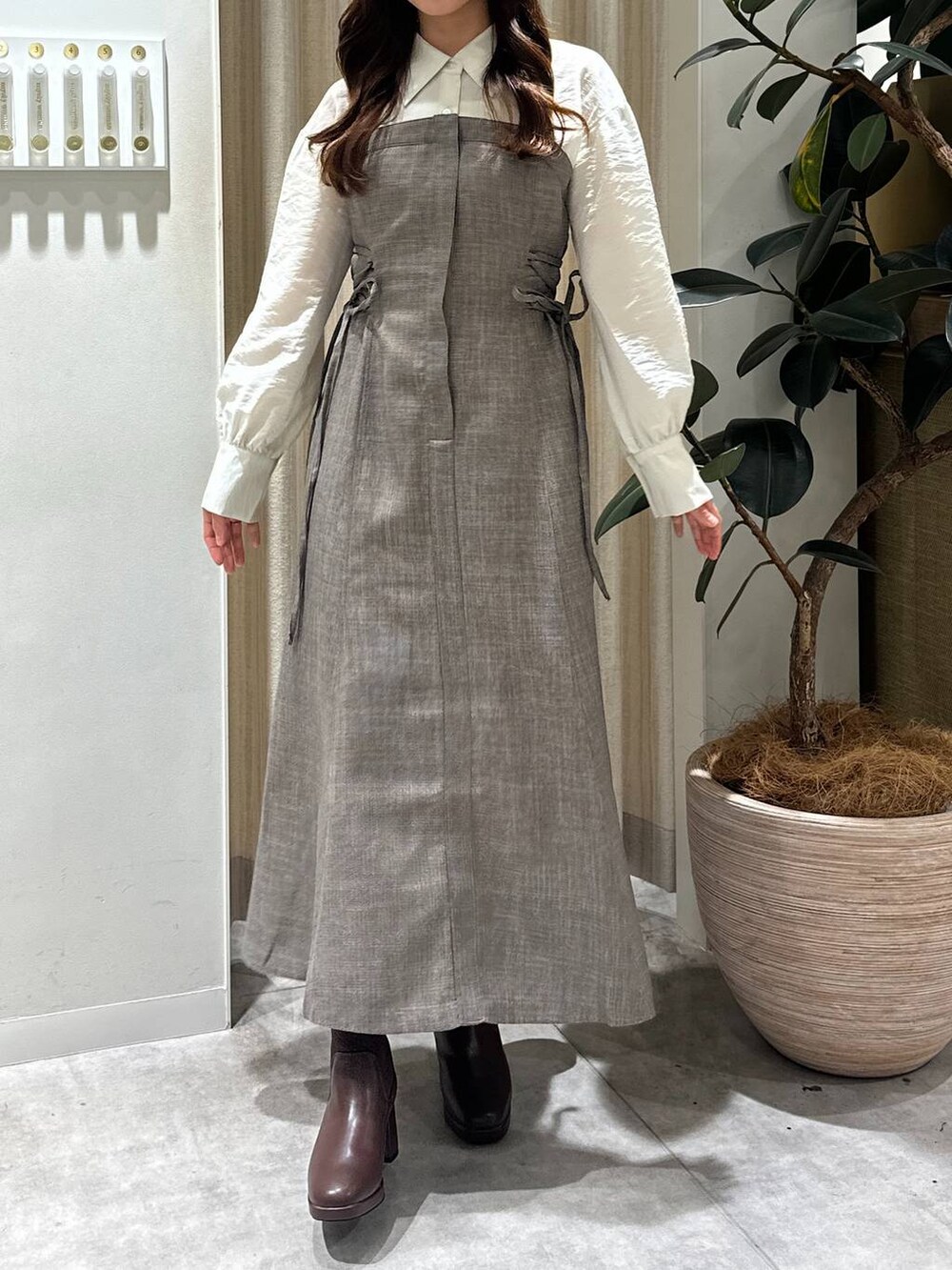 「フェミニン、着痩せ・細見え、きれいめ、ワンピース、ショートブーツ、ブーツ、骨格ウェーブ、mysty woman、秋コーデ、ドットエスティ秋コーデ」｜「mysty womanのニットストームショートブーツ　143358（ブーツ、ブラウン系）」を使った、rinoさん（レディース・156cm）の秋コーディネートの4枚目の写真