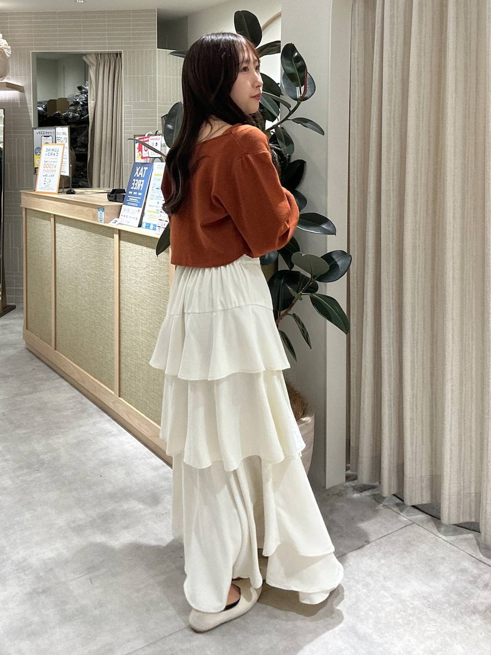 「フェミニン、着痩せ・細見え、きれいめ、スカート、ロングスカート、秋服準備はじめました、秋コーデ、秋冬新作、mysty woman、骨格ウェーブ、スタッフヘア」｜「mysty womanのアシメティアードスカート 149592（スカート、ホワイト系）」を使った、rinoさん（レディース・156cm）の秋コーディネートの2枚目の写真