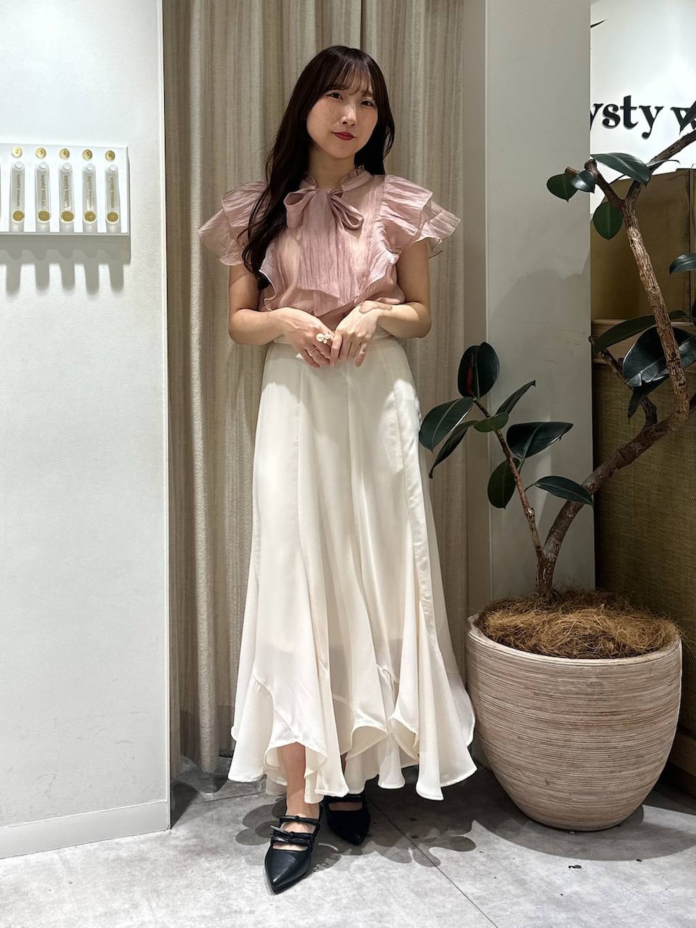 「フェミニン、着痩せ・細見え、きれいめ、ブラウス、スカート、ロングスカート、モテ、骨格ウェーブ、mysty woman」｜「mysty womanのリボンミュール　492310（パンプス、ブラック系）」を使った、rinoさん（レディース・156cm）の春コーディネートの5枚目の写真