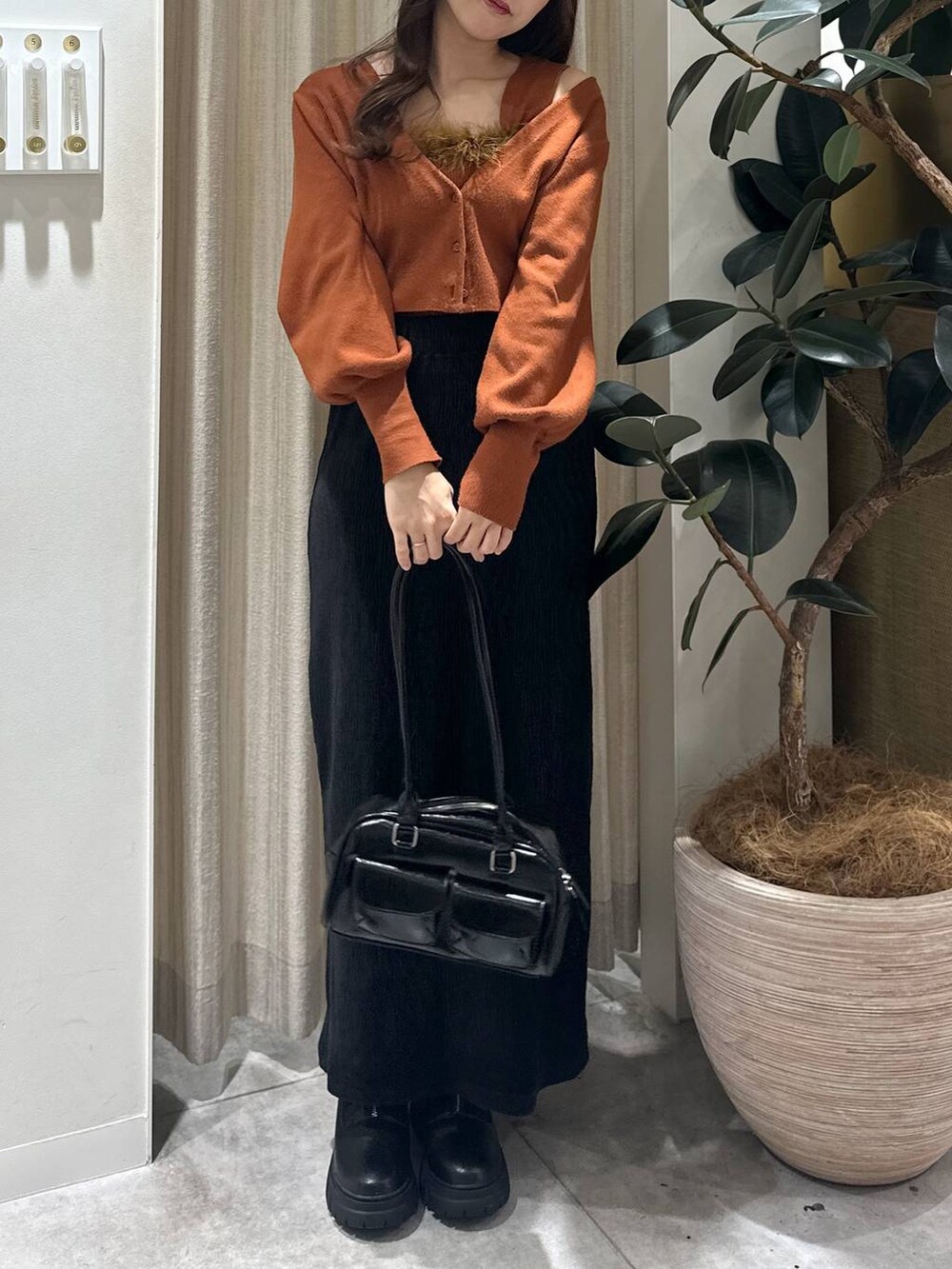 「フェミニン、着痩せ・細見え、きれいめ、骨格ウェーブ、秋コーデ、秋冬新作、mysty woman、ニット、スカート」｜「mysty womanのフロントZIPアツゾコブーツ  144069（ブーツ、ブラック系）」を使った、rinoさん（レディース・156cm）の秋コーディネートの4枚目の写真