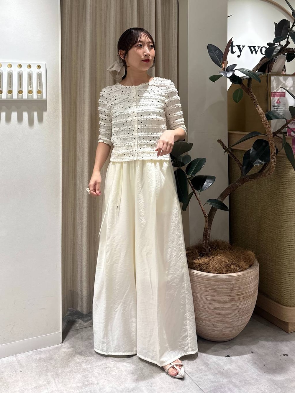 「フェミニン、着痩せ・細見え、きれいめ、モテ、骨格ウェーブ、mysty woman、夏コーデ、パンツ」｜「A part byのクロスフラットサンダル（サンダル、ホワイト系）」を使った、rinoさん（レディース・156cm）の夏コーディネートの6枚目の写真