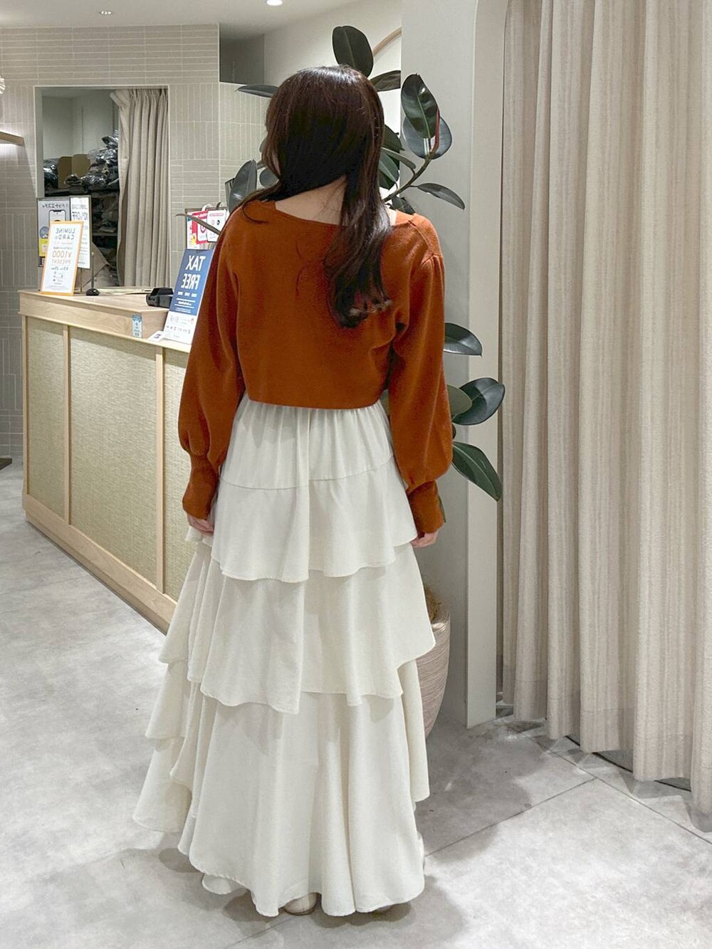 「フェミニン、着痩せ・細見え、きれいめ、スカート、ロングスカート、秋服準備はじめました、秋コーデ、秋冬新作、mysty woman、骨格ウェーブ、スタッフヘア」｜「mysty womanのアシメティアードスカート 149592（スカート、ホワイト系）」を使った、rinoさん（レディース・156cm）の秋コーディネートの3枚目の写真
