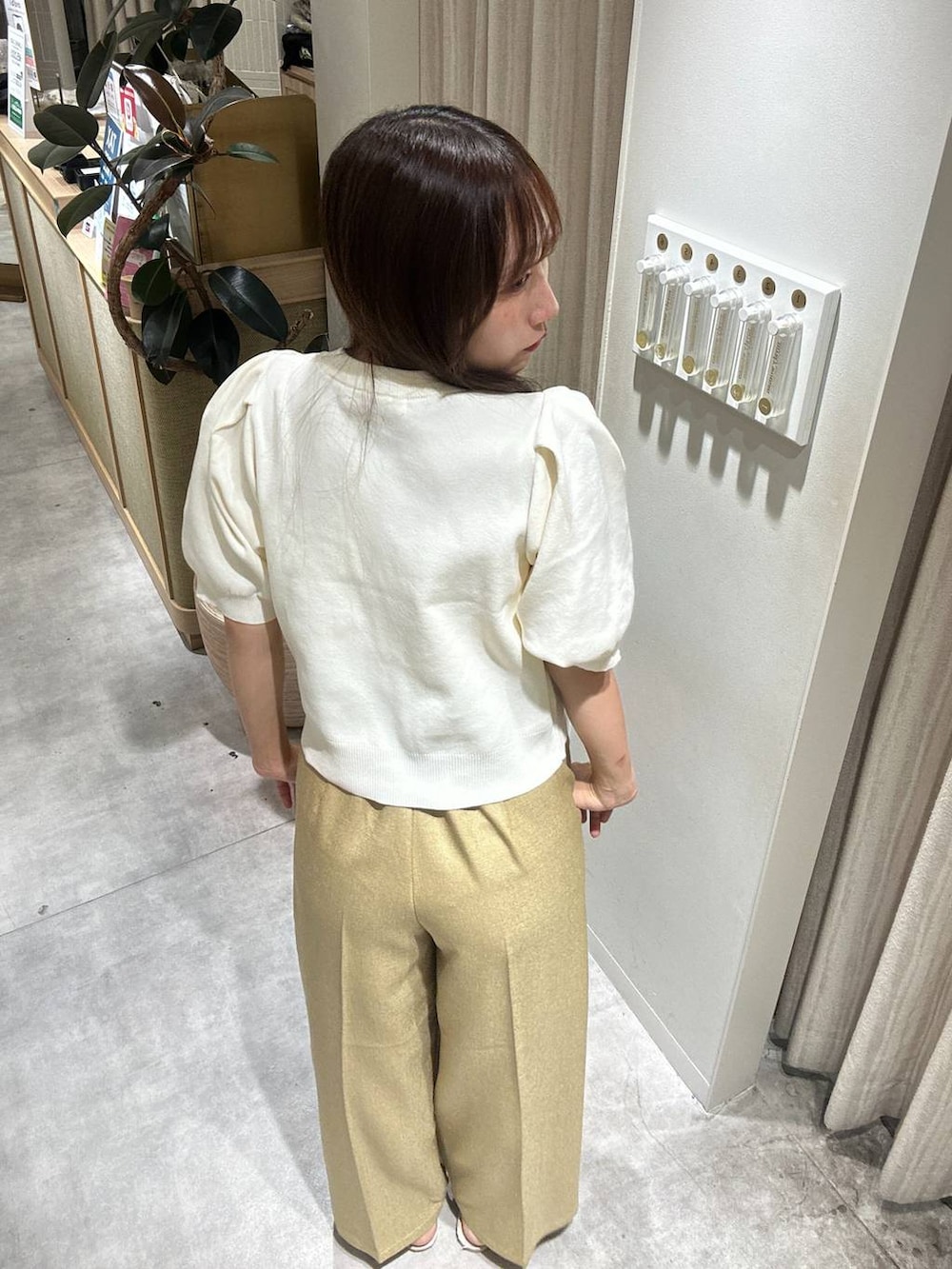 「カーディガン、mysty woman、フェミニン、着痩せ・細見え、きれいめ、パンツ、骨格ウェーブ、夏コーデ」｜「A part byのクロスフラットサンダル（サンダル、ホワイト系）」を使った、rinoさん（レディース・156cm）の夏コーディネートの3枚目の写真