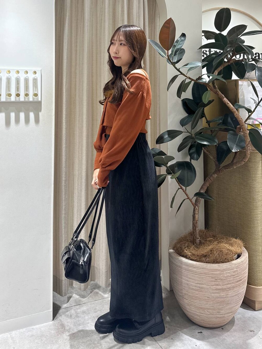 「フェミニン、着痩せ・細見え、きれいめ、骨格ウェーブ、秋コーデ、秋冬新作、mysty woman、ニット、スカート」｜「mysty womanのフロントZIPアツゾコブーツ  144069（ブーツ、ブラック系）」を使った、rinoさん（レディース・156cm）の秋コーディネートの2枚目の写真