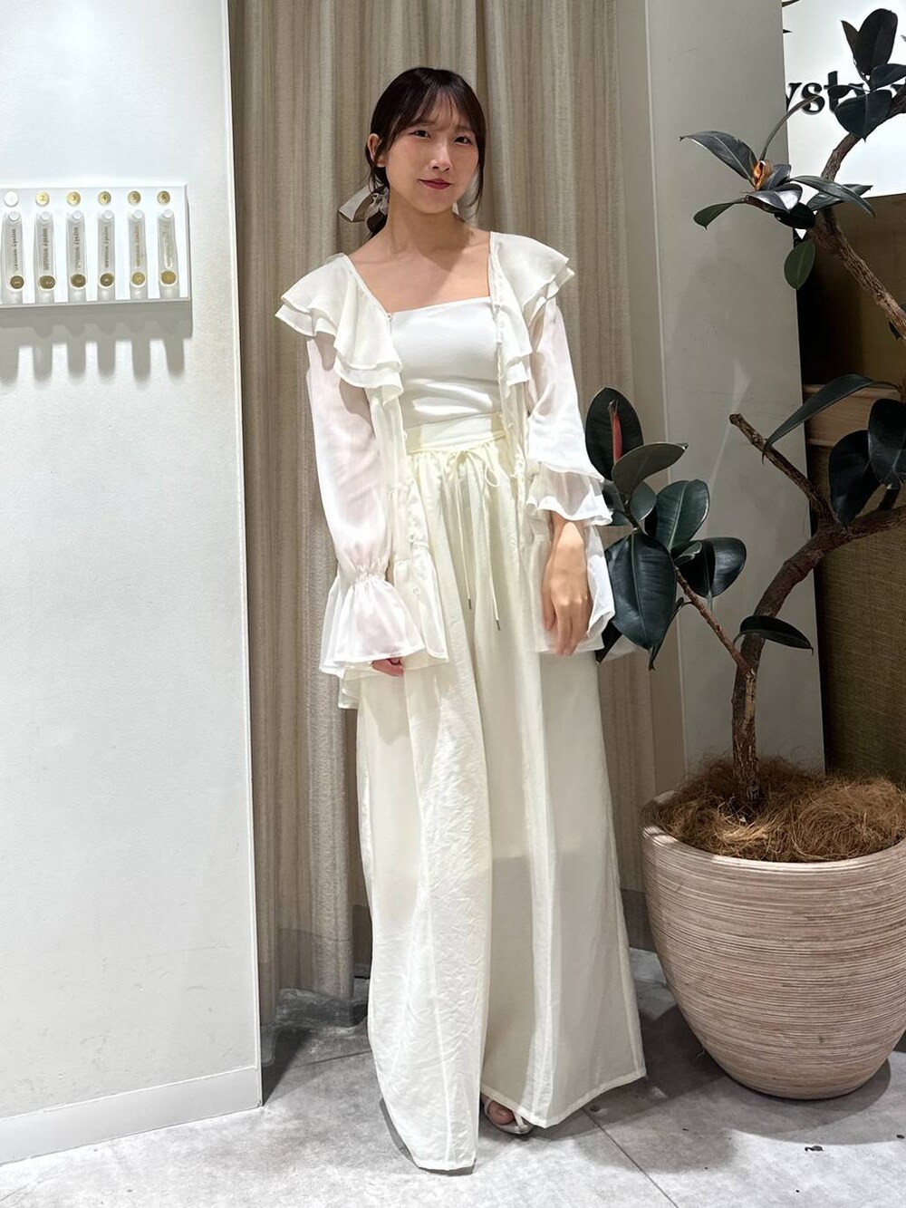 「フェミニン、着痩せ・細見え、きれいめ、mysty woman、骨格ウェーブ、レイヤードスタイル、ブラウス、モテ」｜「mysty womanのあんず企画・モールドカップ付きインナーキャミソール２　497419（キャミソール、ホワイト系）」を使った、rinoさん（レディース・156cm）の夏コーディネートの5枚目の写真