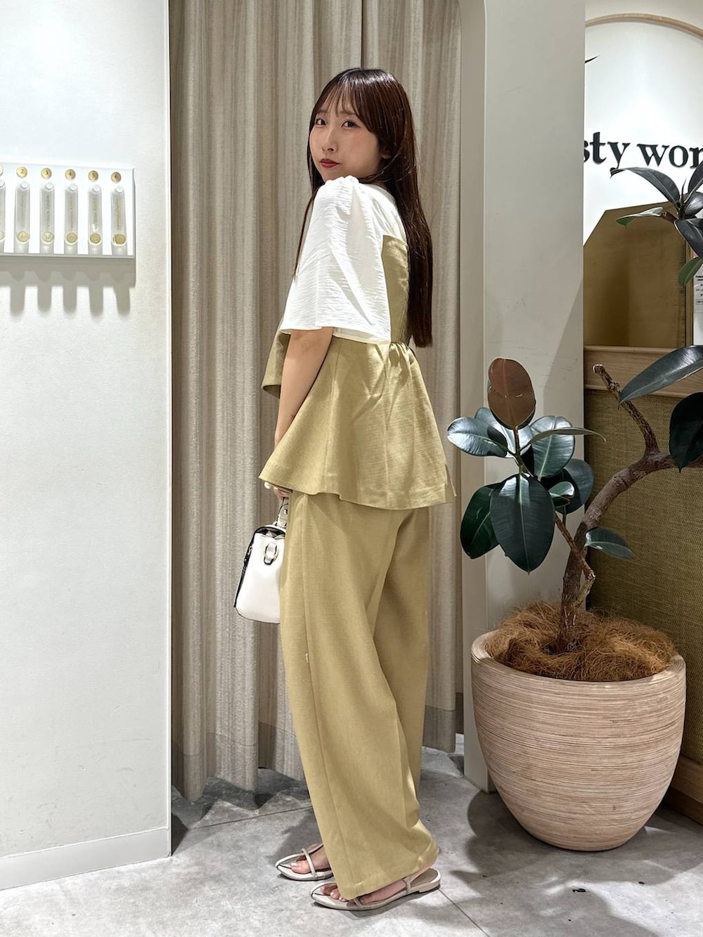 「フェミニン、着痩せ・細見え、きれいめ、ワンピース、骨格ウェーブ、mysty woman、夏コーデ、セットアップ」｜「A part byのクロスフラットサンダル（サンダル、ホワイト系）」を使った、rinoさん（レディース・156cm）の夏コーディネートの2枚目の写真