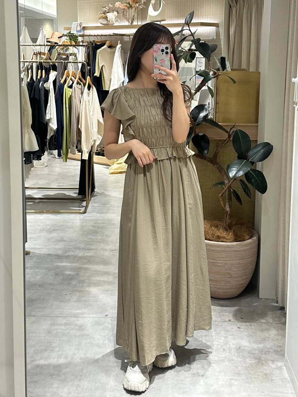 「フェミニン、着痩せ・細見え、きれいめ、ワンピース、mysty woman、骨格ウェーブ、新作、モテ」｜「mysty womanのバレエスニーカー  290156（バレエシューズ、ホワイト系）」を使った、rinoさん（レディース・156cm）の春コーディネートの6枚目の写真