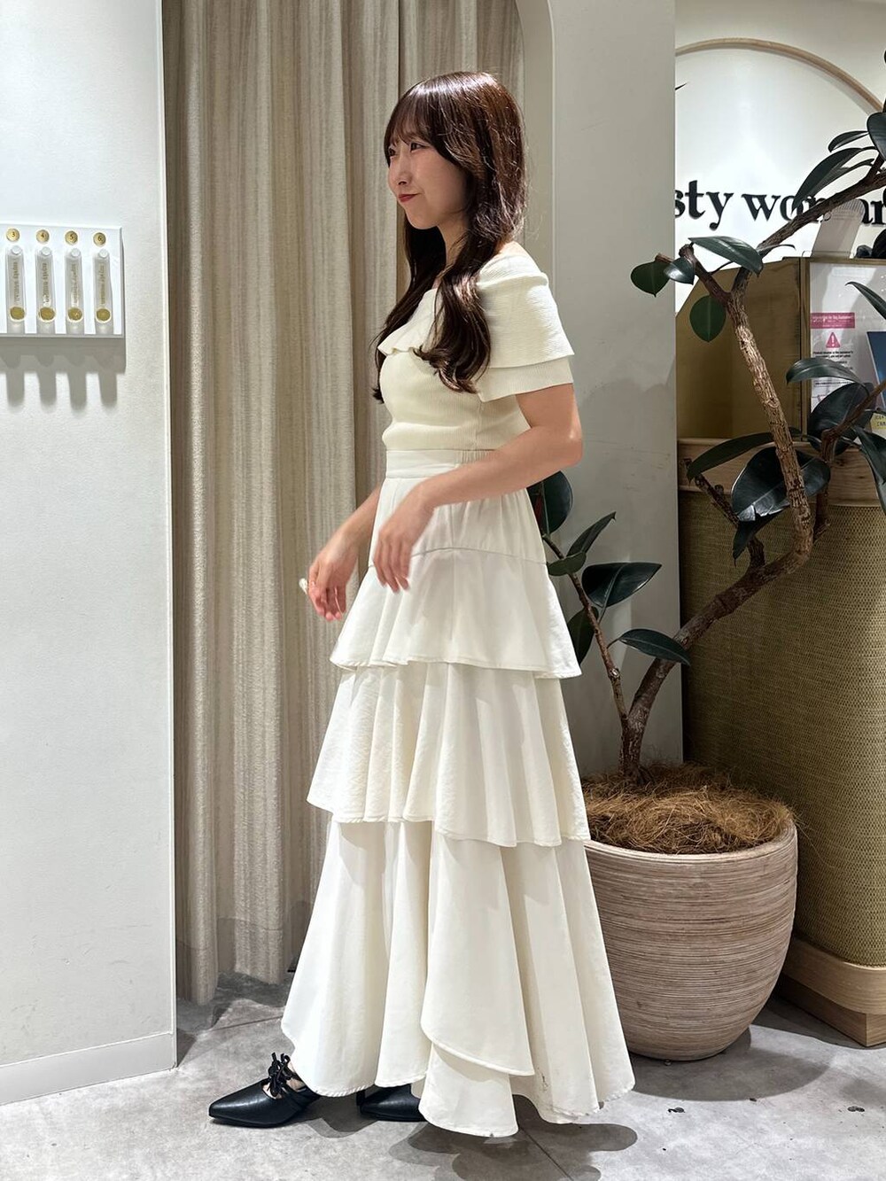 「フェミニン、着痩せ・細見え、きれいめ、モテ、骨格ウェーブ、mysty woman、夏コーデ」｜「LOWRYS FARMのステンレスフープチョーカー 127295（チョーカー、ゴールド系）」を使った、rinoさん（レディース・156cm）の春コーディネートの2枚目の写真