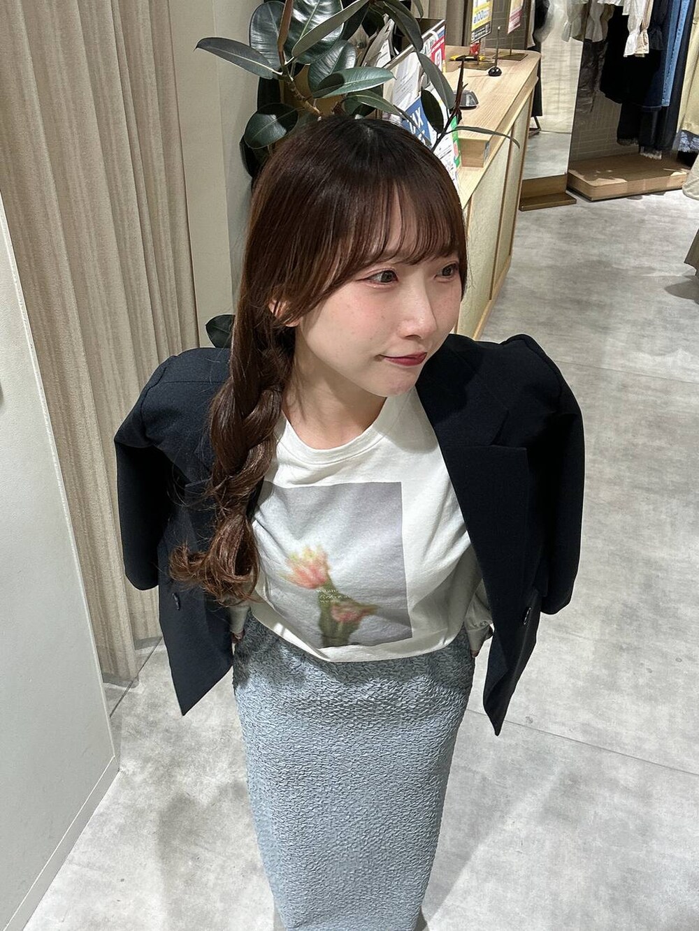 ブルー系のテーラードジャケット、ブルー系のスカート、ホワイト系のTシャツ/カットソーを着用したレディースの春コーディネートの2枚目の写真