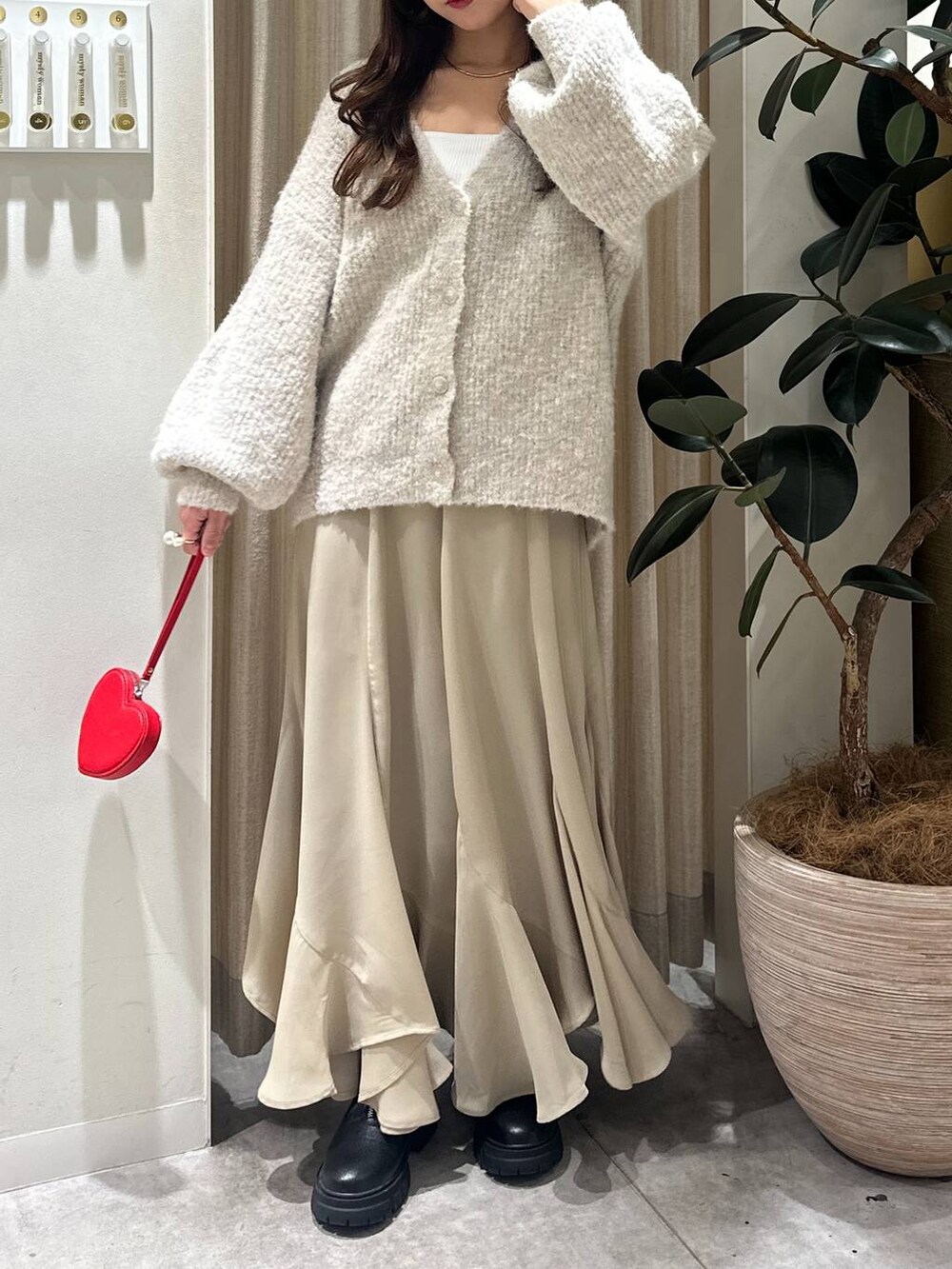 「フェミニン、着痩せ・細見え、きれいめ、ロングスカート、スカート、mysty woman、骨格ウェーブ、カーディガン、ニット」｜「mysty womanのフロントZIPアツゾコブーツ  144069（ブーツ、ブラック系）」を使った、rinoさん（レディース・156cm）の冬コーディネートの4枚目の写真