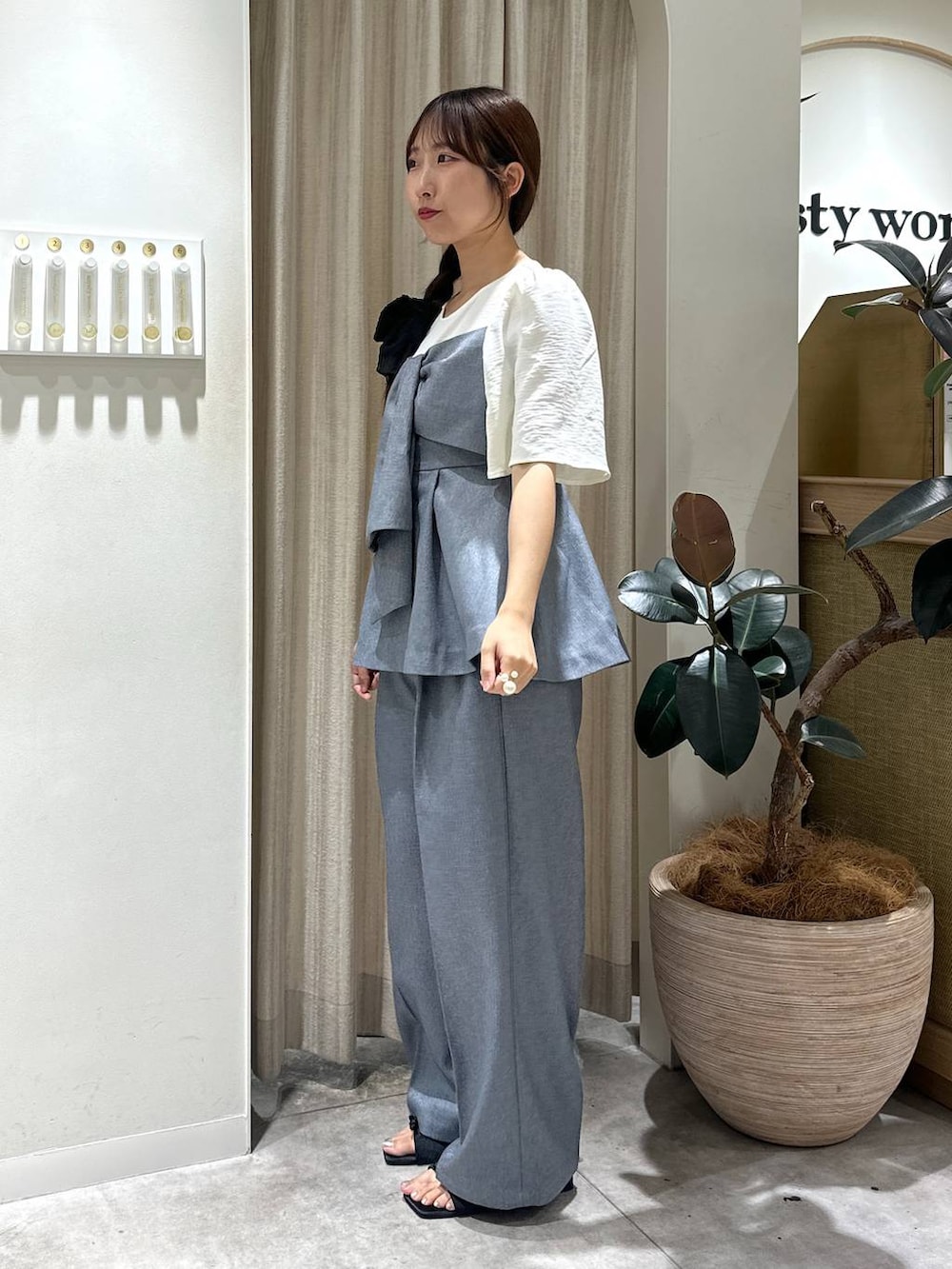 「フェミニン、着痩せ・細見え、きれいめ、セットアップ、骨格ウェーブ、mysty woman、夏コーデ、パンツ」｜「mysty womanのダブルリボンサテンミュール  323424（サンダル、ブラック系）」を使った、rinoさん（レディース・156cm）の夏コーディネートの2枚目の写真