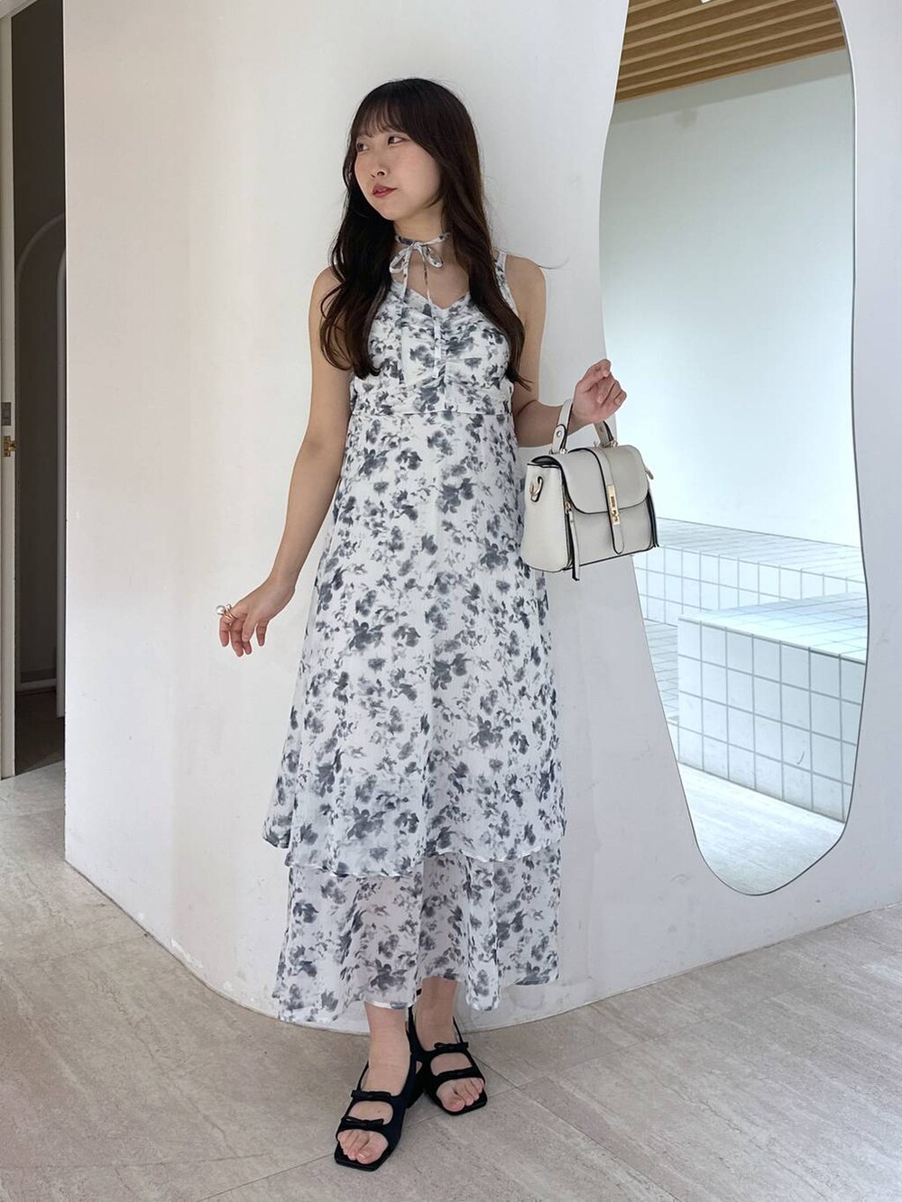 「フェミニン、着痩せ・細見え、きれいめ、ワンピース、モテ、骨格ウェーブ、春夏コーデ、新作、WEB限定」｜「mysty womanのダブルリボンサテンミュール  323424（サンダル、ブラック系）」を使った、rinoさん（レディース・156cm）の春コーディネートの4枚目の写真