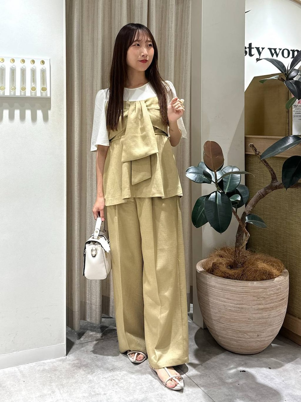 「フェミニン、着痩せ・細見え、きれいめ、ワンピース、骨格ウェーブ、mysty woman、夏コーデ、セットアップ」｜「A part byのクロスフラットサンダル（サンダル、ホワイト系）」を使った、rinoさん（レディース・156cm）の夏コーディネートの4枚目の写真