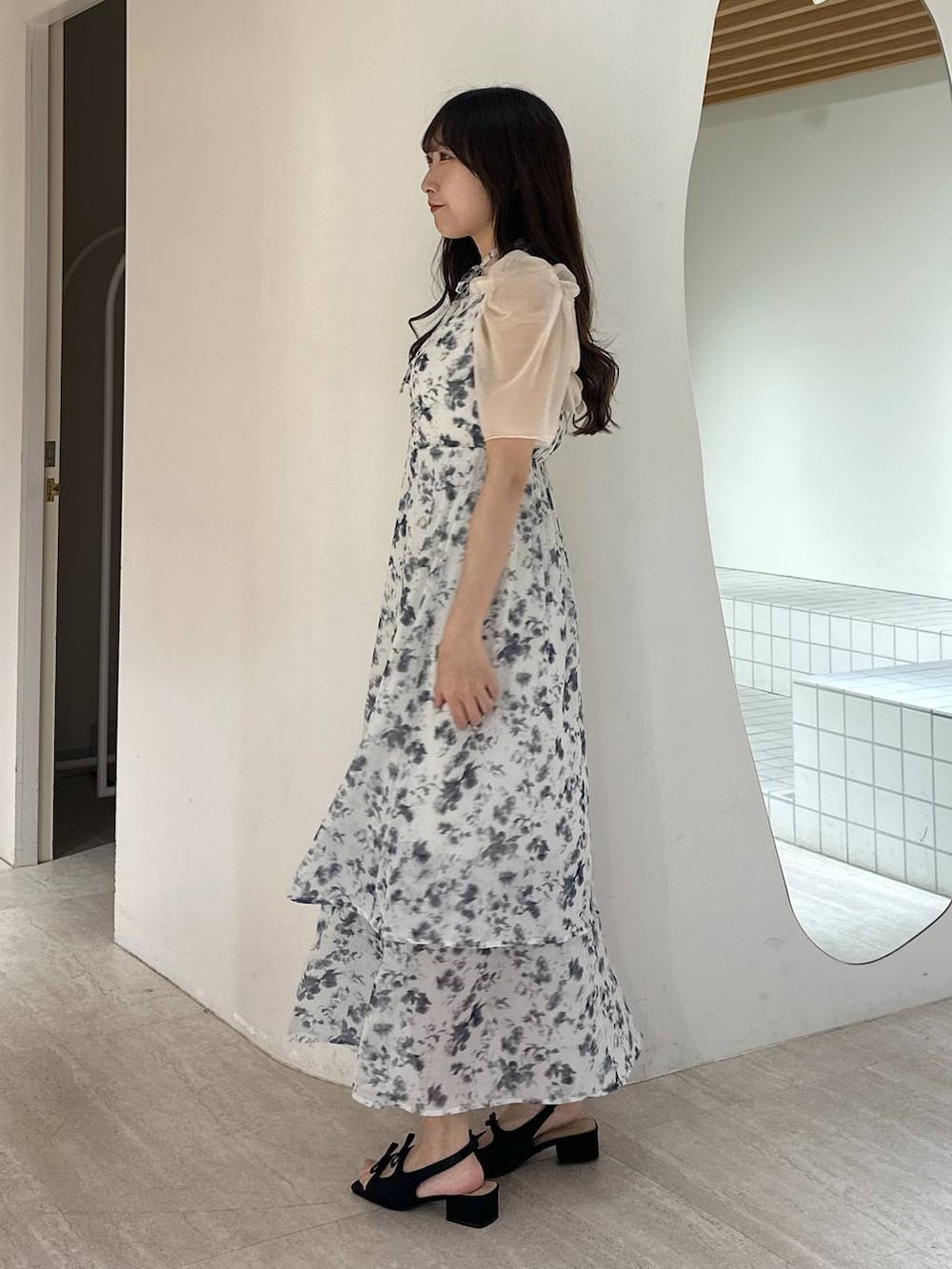 「春夏コーデ、新作、骨格ウェーブ、フェミニン、着痩せ・細見え、きれいめ、ワンピース、モテ」｜「mysty womanのダブルリボンサテンミュール  323424（サンダル、ブラック系）」を使った、rinoさん（レディース・156cm）の春コーディネートの5枚目の写真