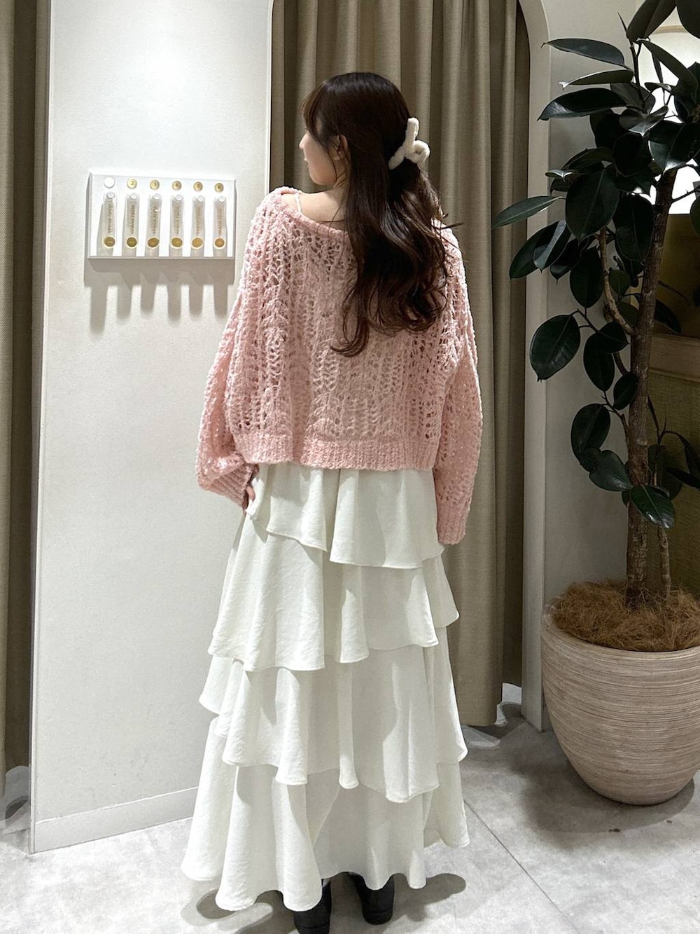 ブラック系のパンプス、ピンク系のニット/セーター、ホワイト系のスカートを着用したレディースの冬コーディネートの4枚目の写真