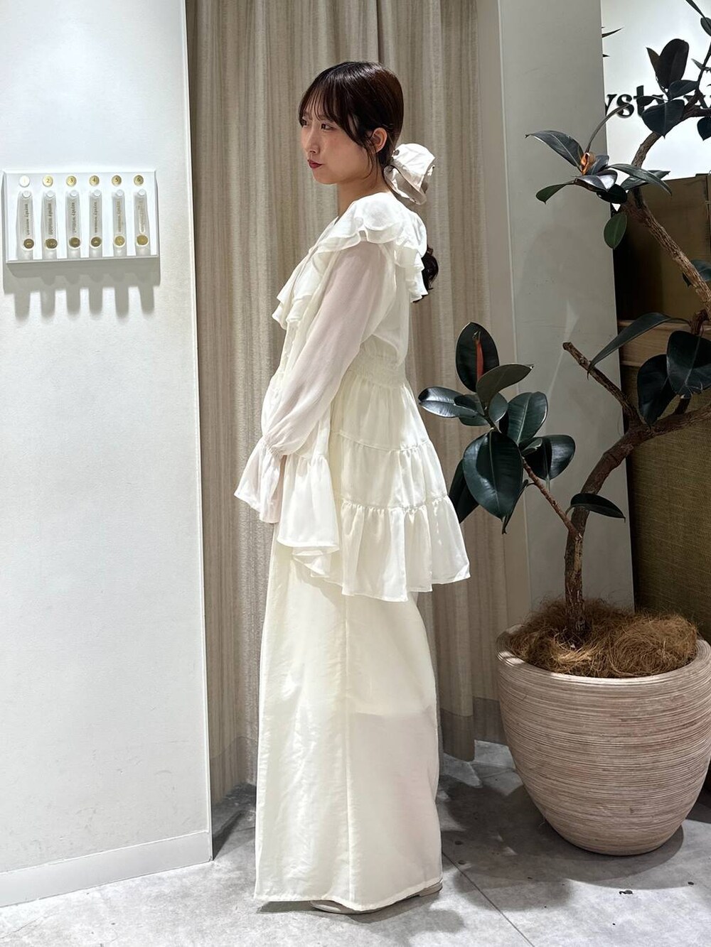 「フェミニン、着痩せ・細見え、きれいめ、mysty woman、骨格ウェーブ、レイヤードスタイル、ブラウス、モテ」｜「mysty womanのあんず企画・モールドカップ付きインナーキャミソール２　497419（キャミソール、ホワイト系）」を使った、rinoさん（レディース・156cm）の夏コーディネートの2枚目の写真