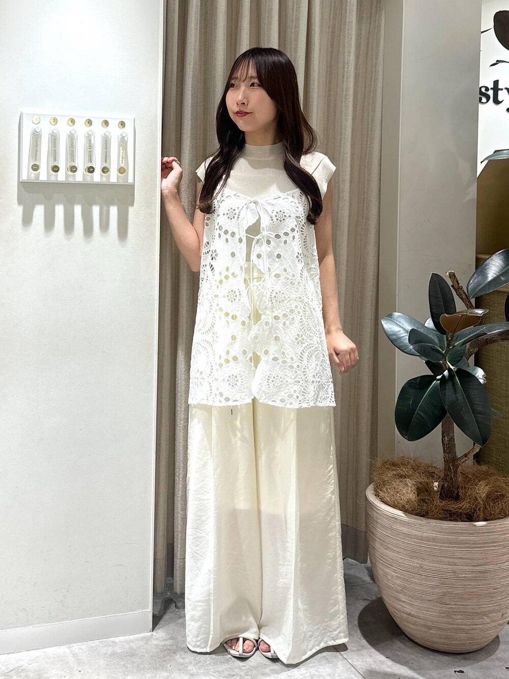 「フェミニン、着痩せ・細見え、きれいめ、モテ、骨格ウェーブ、mysty woman、夏コーデ、レイヤードスタイル、パンツ」｜「mysty womanのスカラップ刺繍キャミ 574338（シャツ/ブラウス、ホワイト系）」を使った、rinoさん（レディース・156cm）の夏コーディネートの4枚目の写真