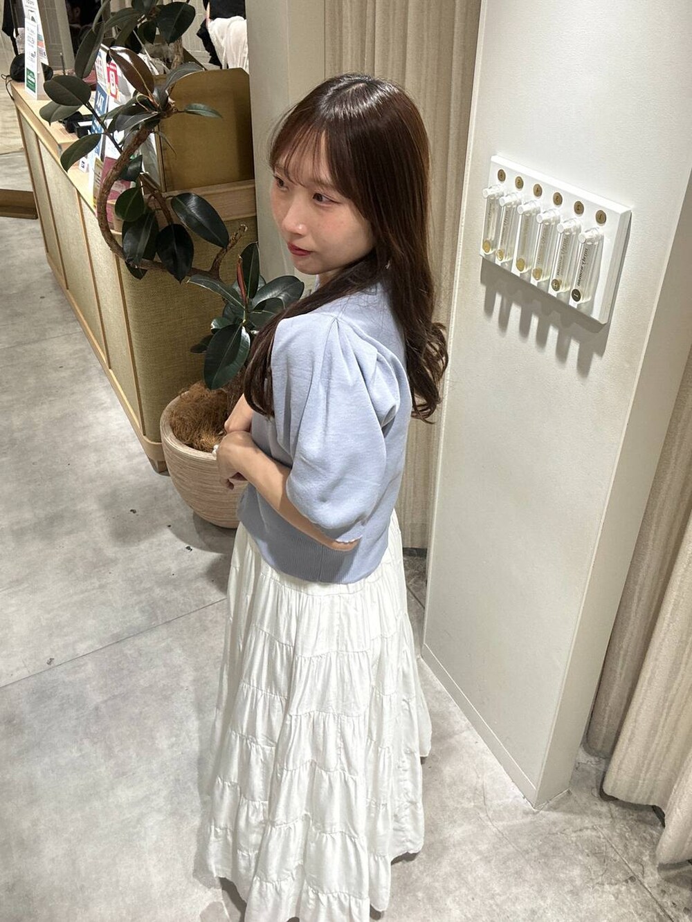 「フェミニン、着痩せ・細見え、きれいめ、スカート、ロングスカート、夏コーデ、骨格ウェーブ、カーディガン、新作」｜「mysty womanのメタルボタンパフスリーブカーディガン 572879（カーディガン/ボレロ、ブルー系）」を使った、rinoさん（レディース・156cm）の夏コーディネートの2枚目の写真