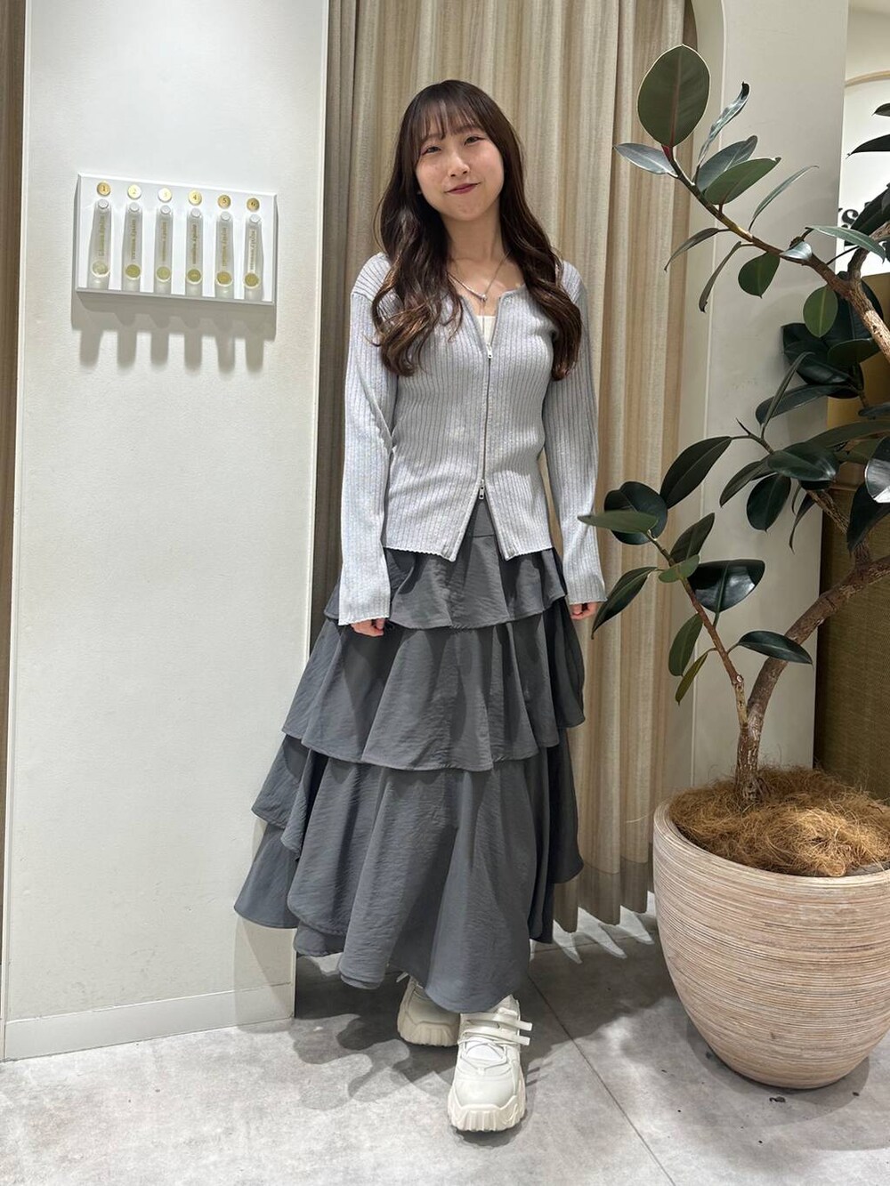 「フェミニン、着痩せ・細見え、きれいめ、WEB限定、スカート、ロングスカート、新作、mysty woman、骨格ウェーブ」｜「mysty womanのバレエスニーカー  290156（バレエシューズ、ホワイト系）」を使った、rinoさん（レディース・156cm）の冬コーディネートの3枚目の写真