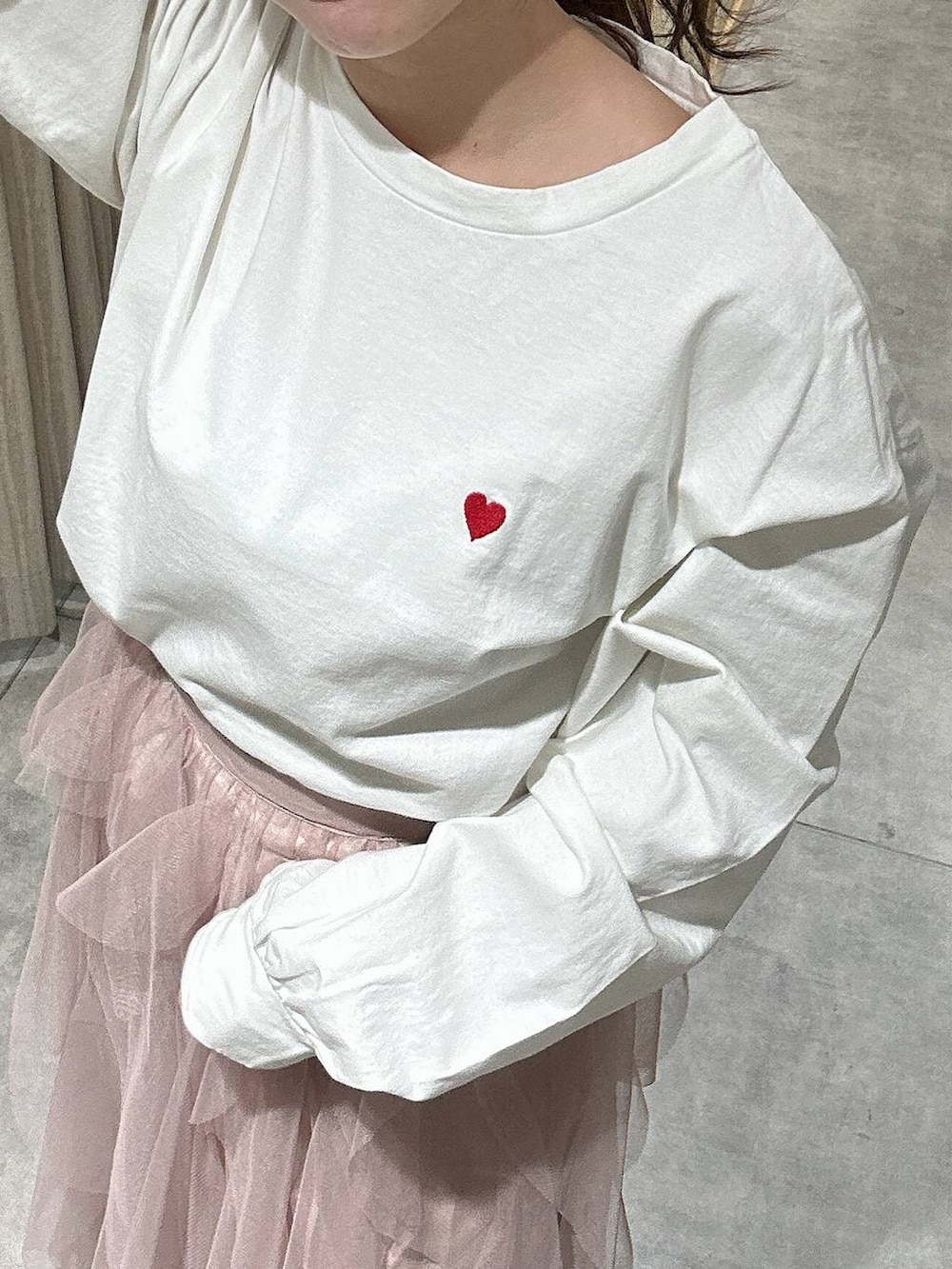 「フェミニン、着痩せ・細見え、きれいめ、チュールスカート、スカート、春コーデ、春色、Tシャツ、骨格ウェーブ、mysty woman」|「mysty womanのラッフルチュールスカート 289335(スカート、ピンク系)」を使った、rinoさん(レディース・156cm)の春コーディネートの2枚目の写真