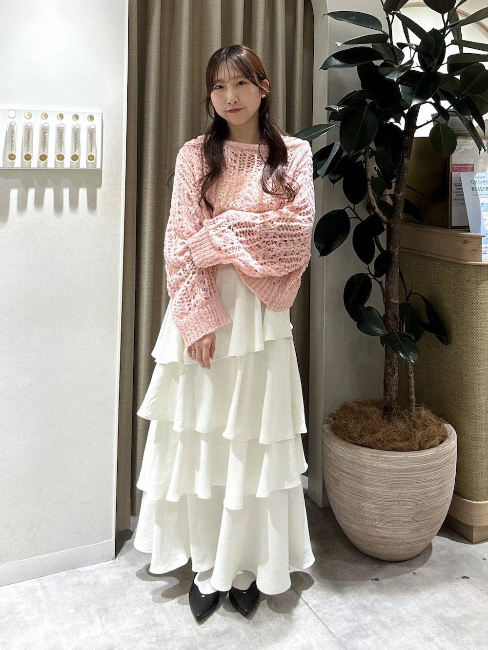 ブラック系のパンプス、ピンク系のニット/セーター、ホワイト系のスカートを着用したレディースの冬コーディネートの5枚目の写真
