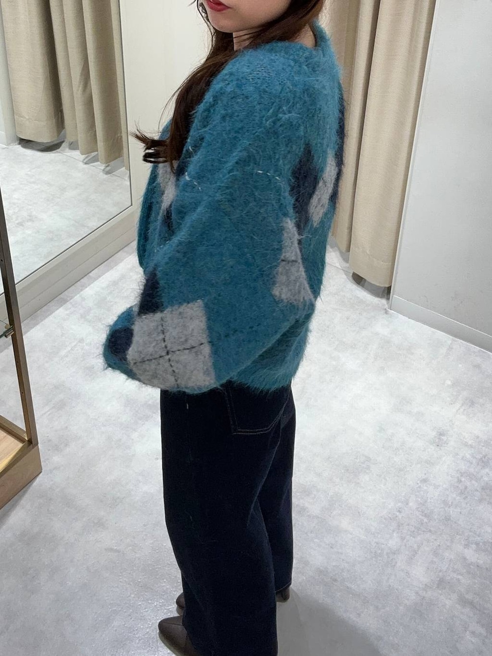 ブルー系のカーディガン/ボレロ、ブルー系のデニムパンツ、ブラウン系のブーツを着用したレディースの秋コーディネートの2枚目の写真