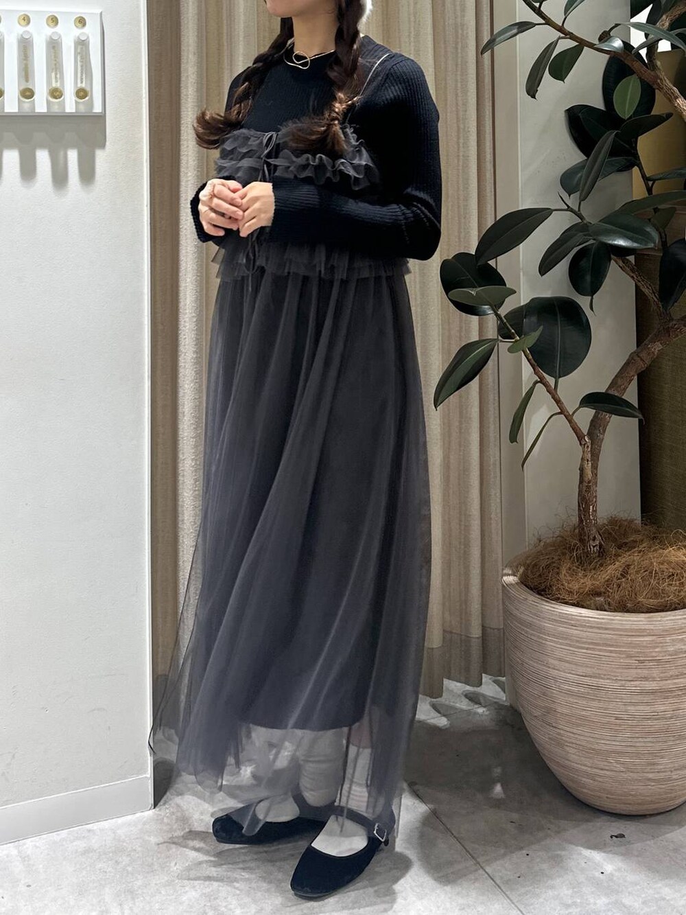 「フェミニン、着痩せ・細見え、きれいめ、mysty woman、骨格ウェーブ、ワンピース、コート、冬コーデ、冬アウター、モテ」｜「mysty womanのBIGフードミドルコート  116304（ノーカラーコート、ホワイト系）」を使った、rinoさん（レディース・156cm）の冬コーディネートの6枚目の写真