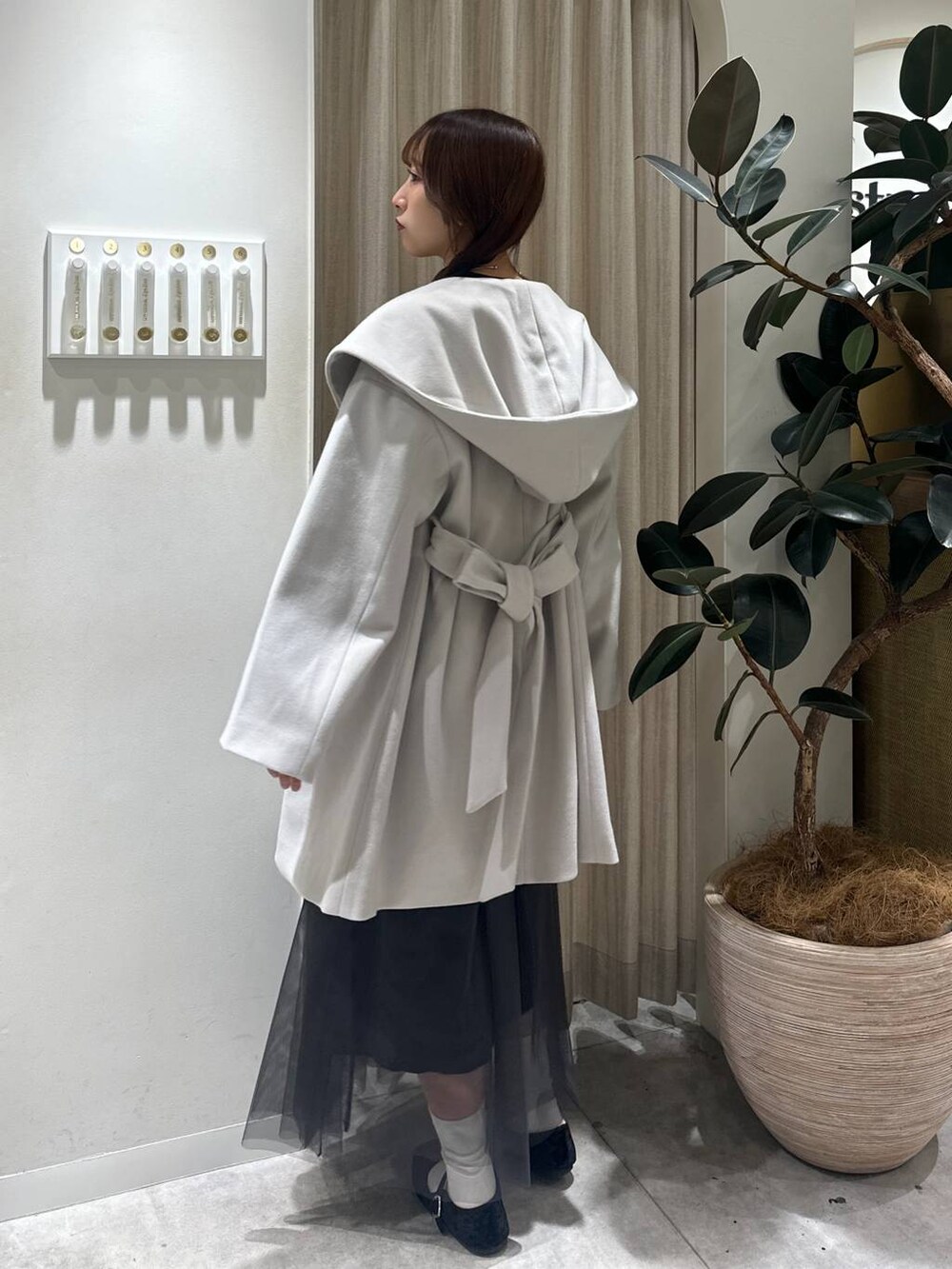 「フェミニン、着痩せ・細見え、きれいめ、mysty woman、骨格ウェーブ、ワンピース、コート、冬コーデ、冬アウター、モテ」｜「mysty womanのBIGフードミドルコート  116304（ノーカラーコート、ホワイト系）」を使った、rinoさん（レディース・156cm）の冬コーディネートの3枚目の写真