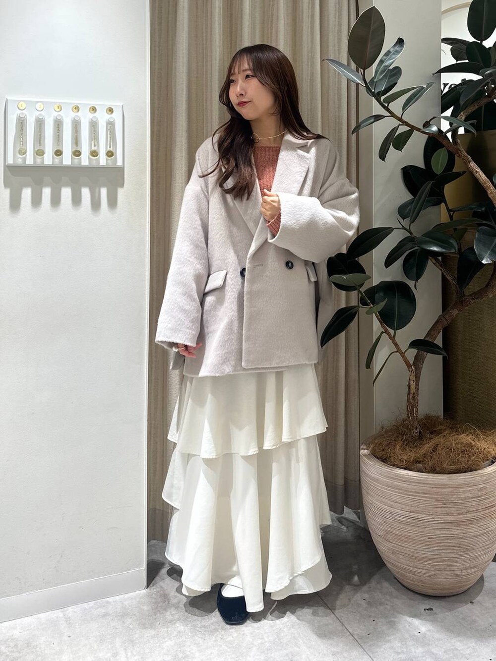 「フェミニン、着痩せ・細見え、きれいめ、mysty woman、骨格ウェーブ、スカート、ロングスカート、ニット、冬コーデ、冬アウター、新作、モテ、テーマパーク」｜「mysty womanのアシメティアードスカート 149592（スカート、ホワイト系）」を使った、rinoさん（レディース・156cm）の冬コーディネートの9枚目の写真