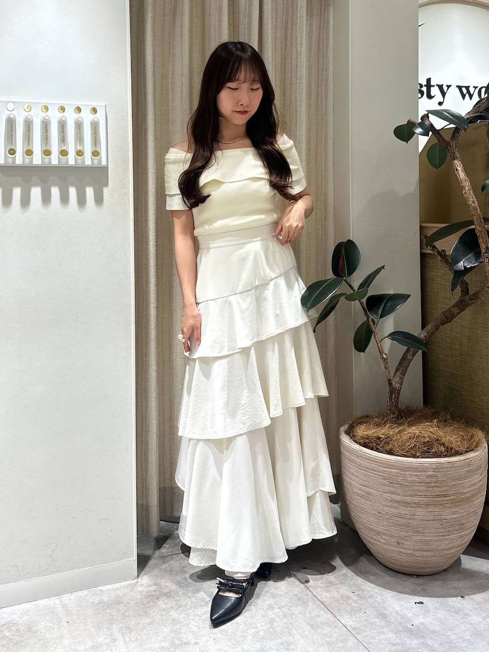 「フェミニン、着痩せ・細見え、きれいめ、モテ、骨格ウェーブ、mysty woman、夏コーデ」｜「LOWRYS FARMのステンレスフープチョーカー 127295（チョーカー、ゴールド系）」を使った、rinoさん（レディース・156cm）の春コーディネートの4枚目の写真