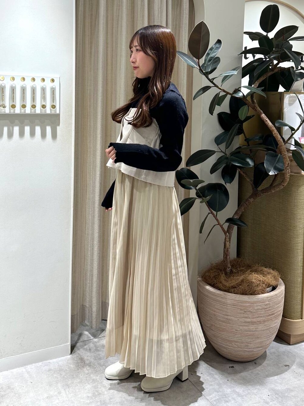 「冬アウター、フェミニン、着痩せ・細見え、きれいめ、mysty woman、骨格ウェーブ、スカート、冬コーデ」｜「mysty womanのBIGフードミドルコート  116304（ノーカラーコート、グレー系）」を使った、rinoさん（レディース・156cm）の冬コーディネートの4枚目の写真