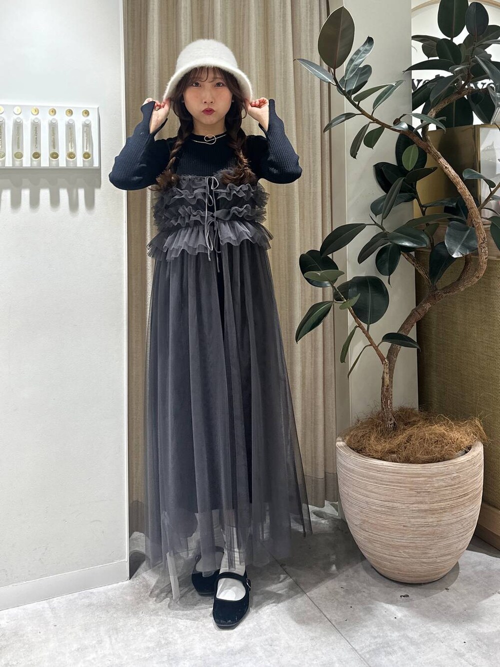 「フェミニン、着痩せ・細見え、きれいめ、mysty woman、骨格ウェーブ、ワンピース、コート、冬コーデ、冬アウター、モテ」｜「mysty womanのBIGフードミドルコート  116304（ノーカラーコート、ホワイト系）」を使った、rinoさん（レディース・156cm）の冬コーディネートの8枚目の写真