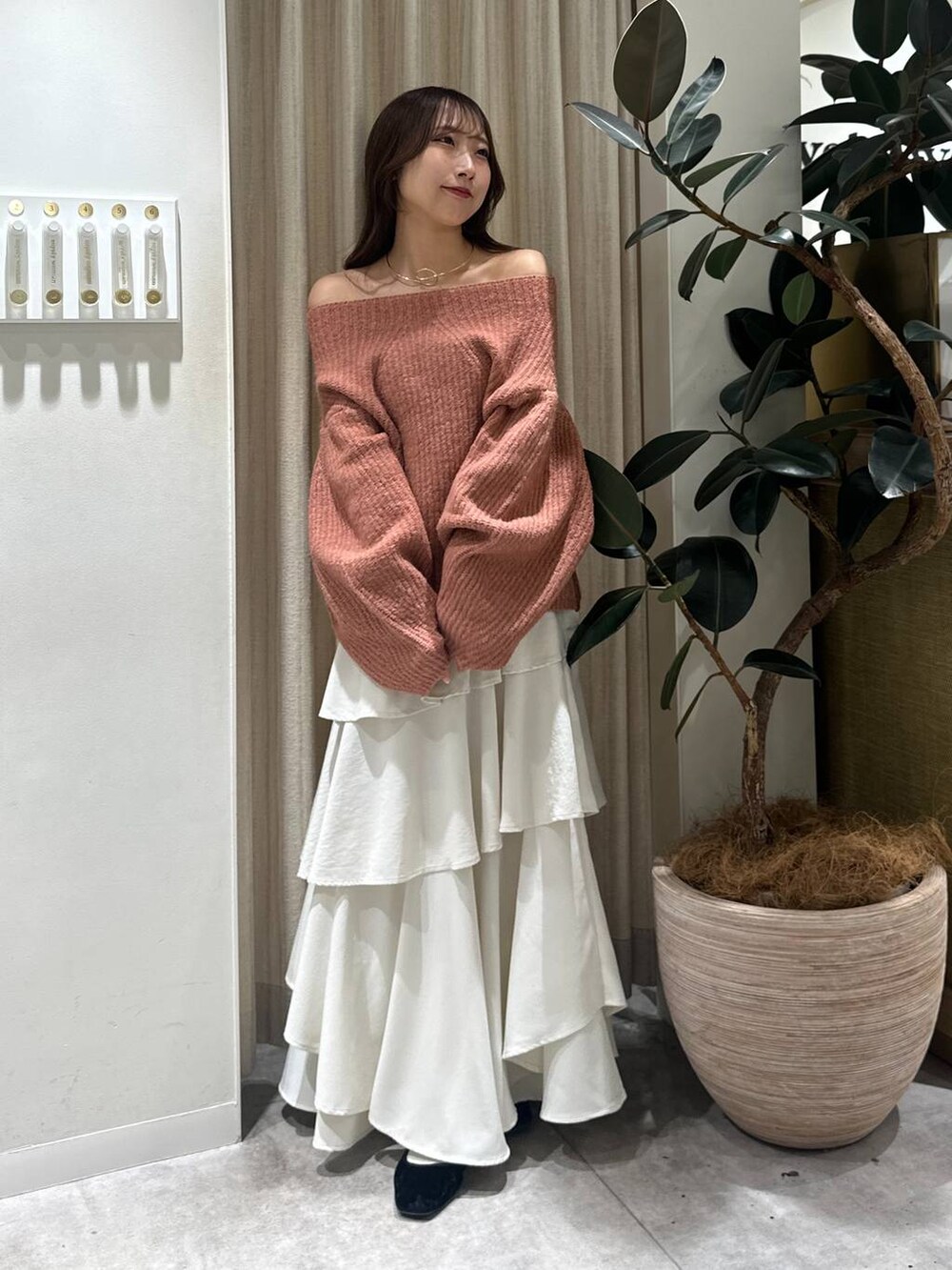「フェミニン、着痩せ・細見え、きれいめ、mysty woman、骨格ウェーブ、スカート、ロングスカート、ニット、冬コーデ、冬アウター、新作、モテ、テーマパーク」｜「mysty womanのアシメティアードスカート 149592（スカート、ホワイト系）」を使った、rinoさん（レディース・156cm）の冬コーディネートの8枚目の写真