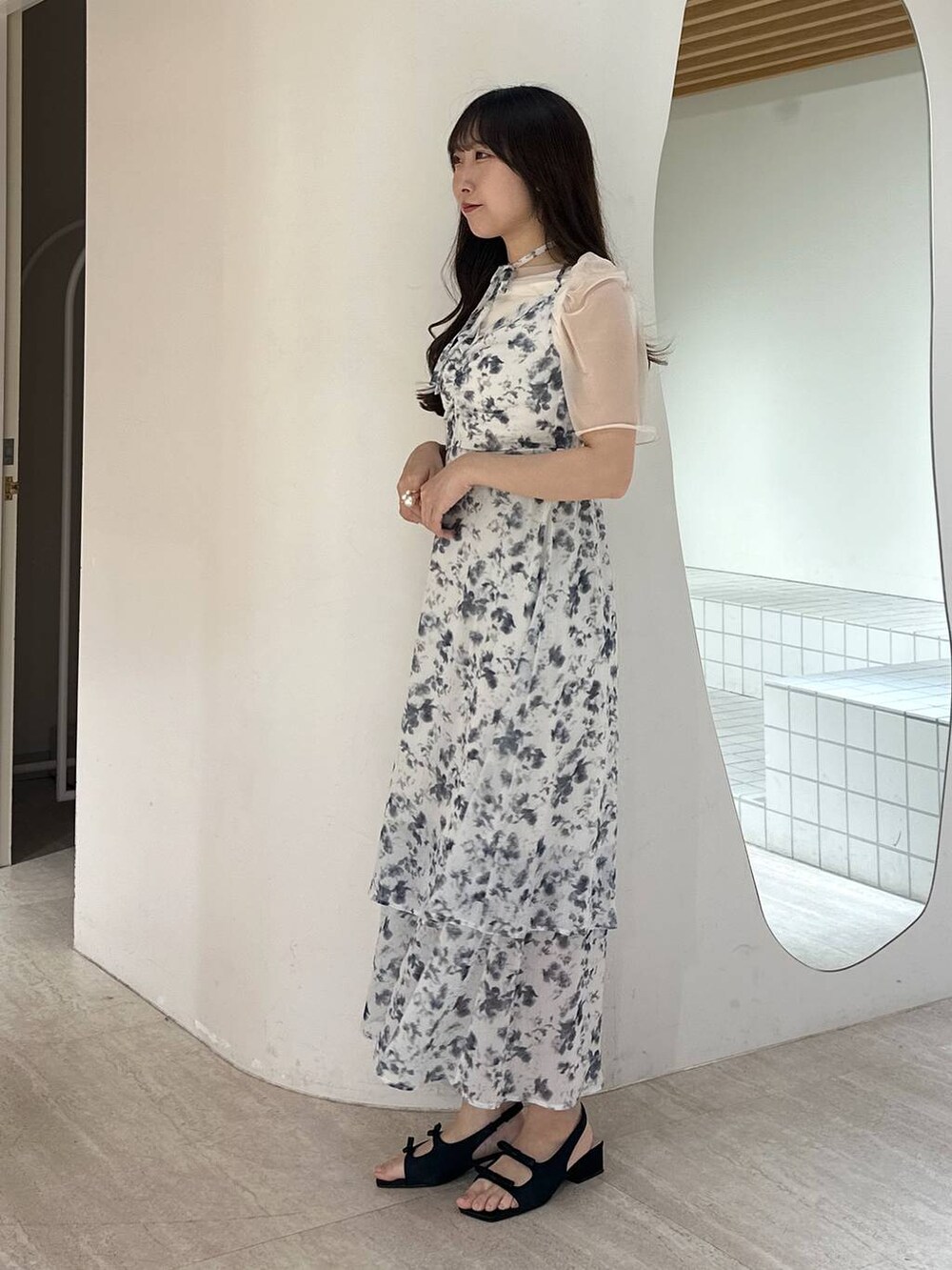 「春夏コーデ、新作、骨格ウェーブ、フェミニン、着痩せ・細見え、きれいめ、ワンピース、モテ」｜「mysty womanのダブルリボンサテンミュール  323424（サンダル、ブラック系）」を使った、rinoさん（レディース・156cm）の春コーディネートの2枚目の写真