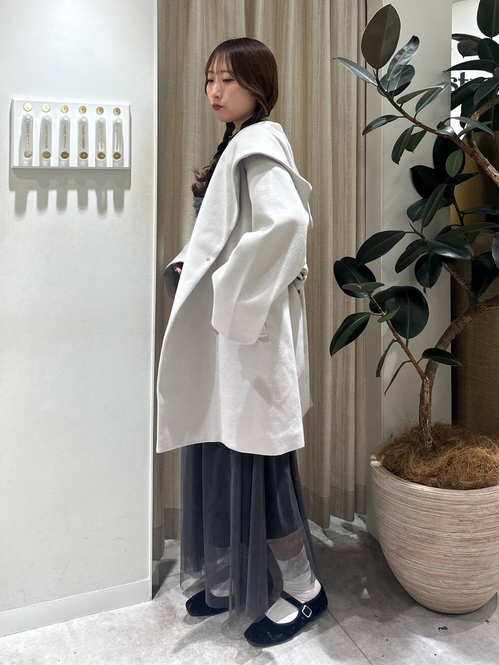 「フェミニン、着痩せ・細見え、きれいめ、mysty woman、骨格ウェーブ、ワンピース、コート、冬コーデ、冬アウター、モテ」｜「mysty womanのBIGフードミドルコート  116304（ノーカラーコート、ホワイト系）」を使った、rinoさん（レディース・156cm）の冬コーディネートの2枚目の写真