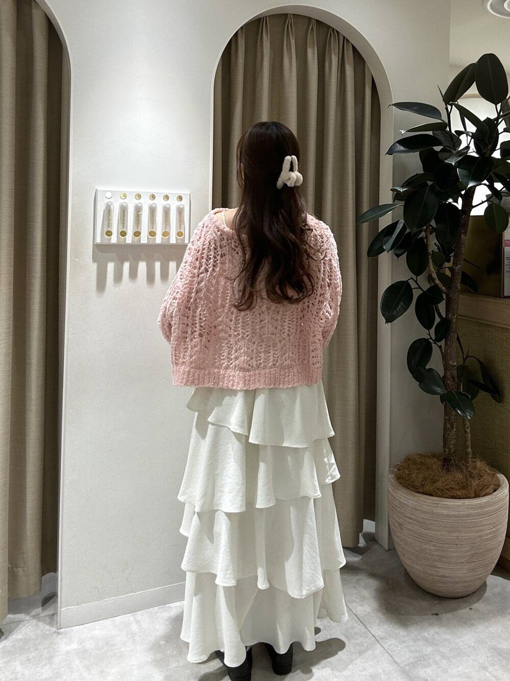 ブラック系のパンプス、ピンク系のニット/セーター、ホワイト系のスカートを着用したレディースの冬コーディネートの6枚目の写真