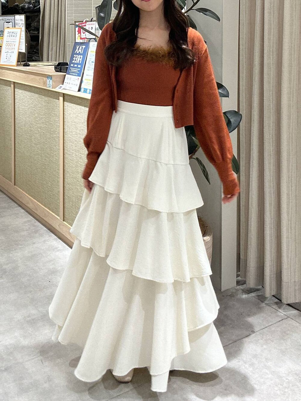 「フェミニン、着痩せ・細見え、きれいめ、スカート、ロングスカート、秋服準備はじめました、秋コーデ、秋冬新作、mysty woman、骨格ウェーブ、スタッフヘア」｜「mysty womanのアシメティアードスカート 149592（スカート、ホワイト系）」を使った、rinoさん（レディース・156cm）の秋コーディネートの4枚目の写真