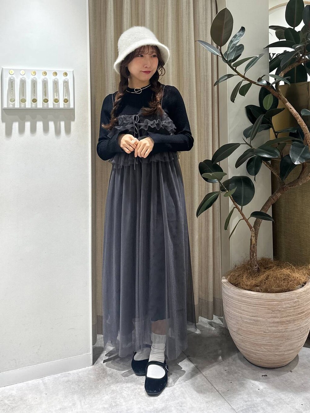「フェミニン、着痩せ・細見え、きれいめ、mysty woman、骨格ウェーブ、ワンピース、コート、冬コーデ、冬アウター、モテ」｜「mysty womanのBIGフードミドルコート  116304（ノーカラーコート、ホワイト系）」を使った、rinoさん（レディース・156cm）の冬コーディネートの4枚目の写真
