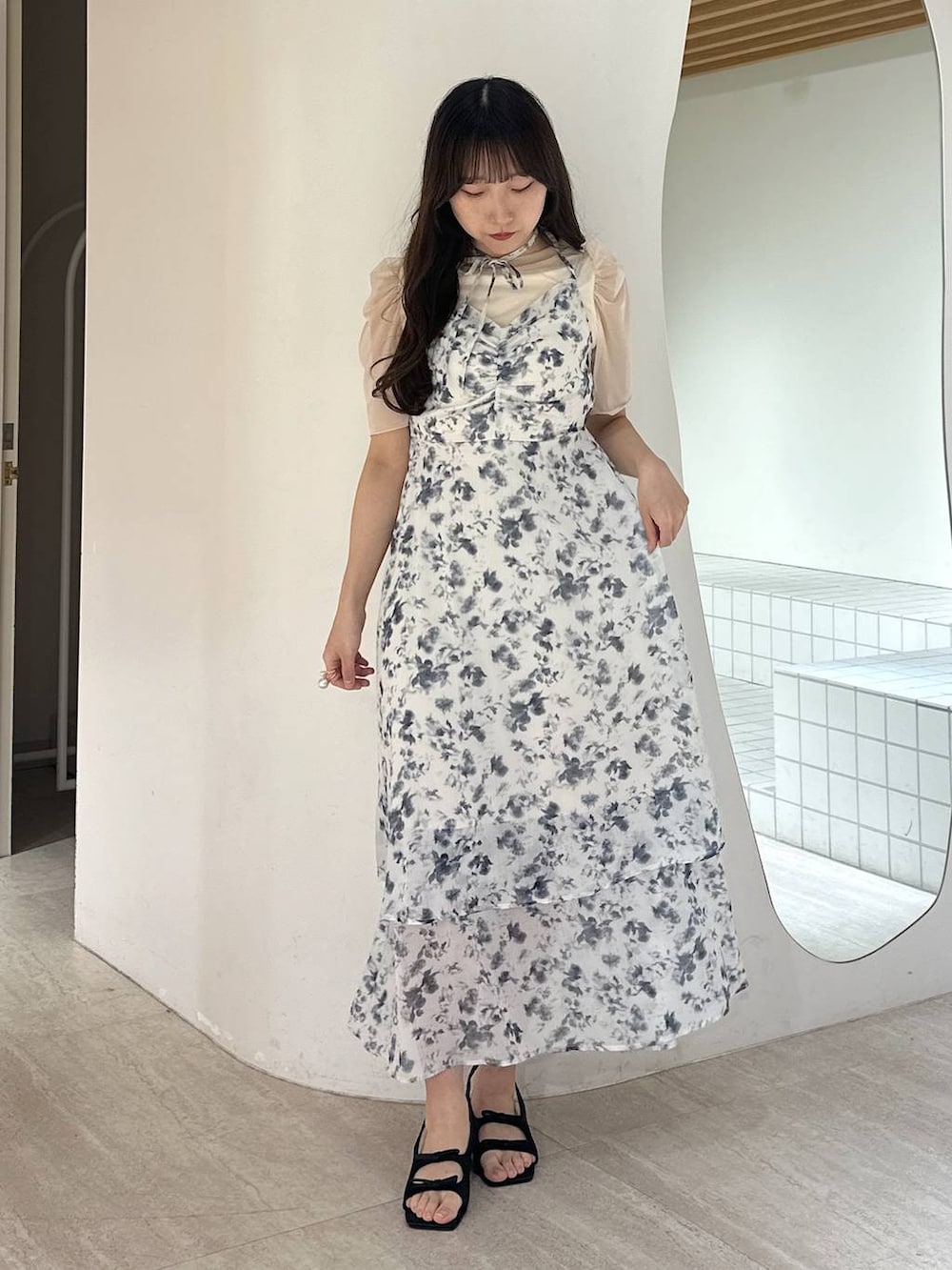「春夏コーデ、新作、骨格ウェーブ、フェミニン、着痩せ・細見え、きれいめ、ワンピース、モテ」｜「mysty womanのダブルリボンサテンミュール  323424（サンダル、ブラック系）」を使った、rinoさん（レディース・156cm）の春コーディネートの4枚目の写真